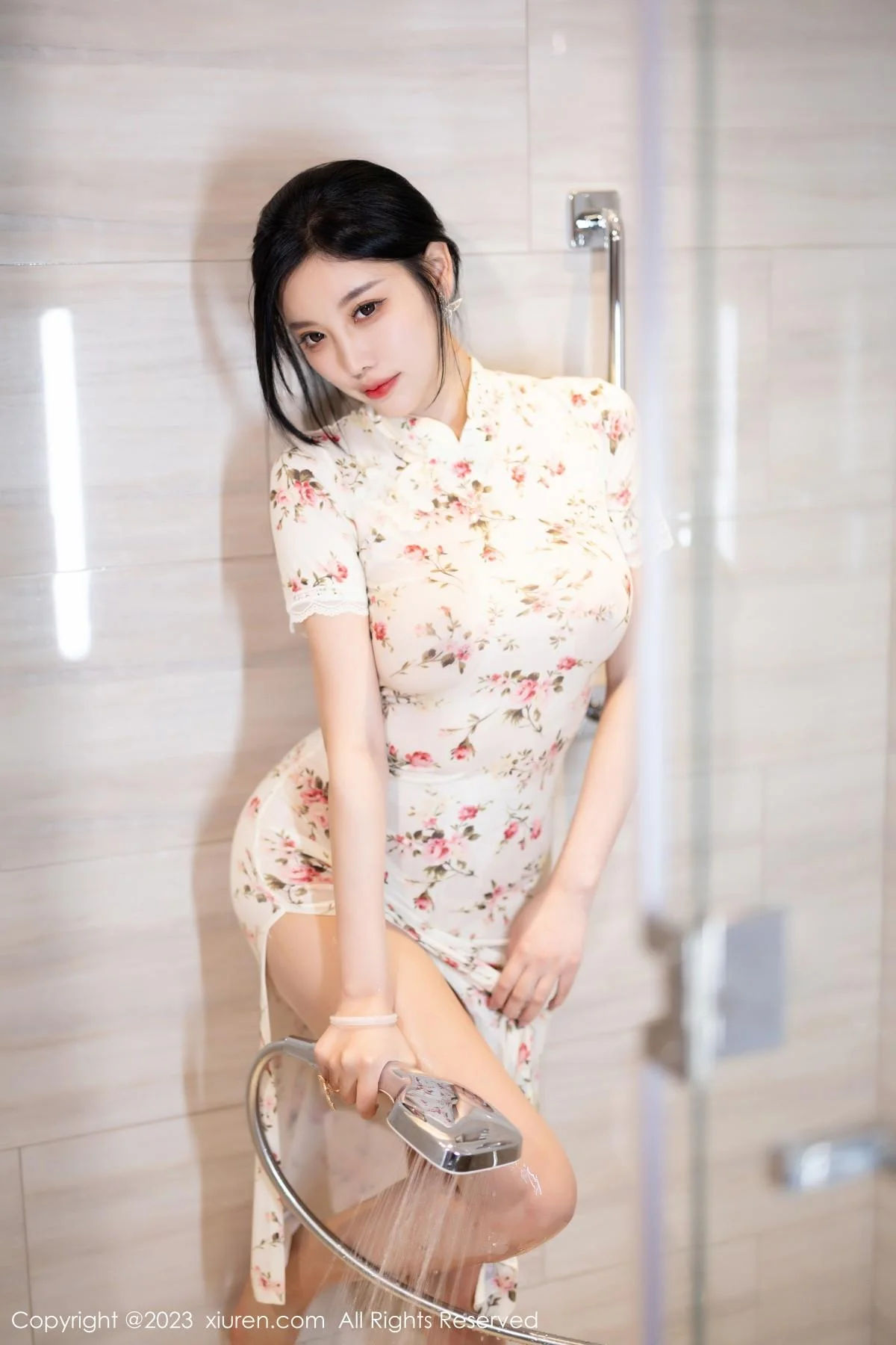 杨晨晨Yome性感米色长旗袍配开档肉丝秀丰腴身材绝美写真 第 53 张