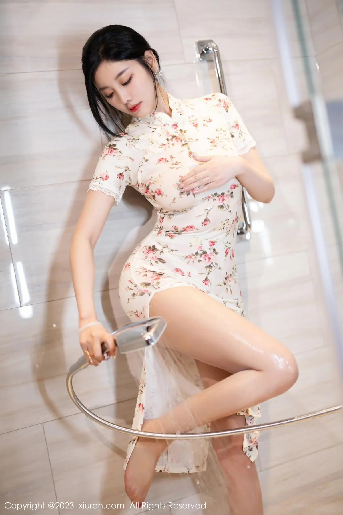 杨晨晨Yome性感米色长旗袍配开档肉丝秀丰腴身材绝美写真 第 54 张