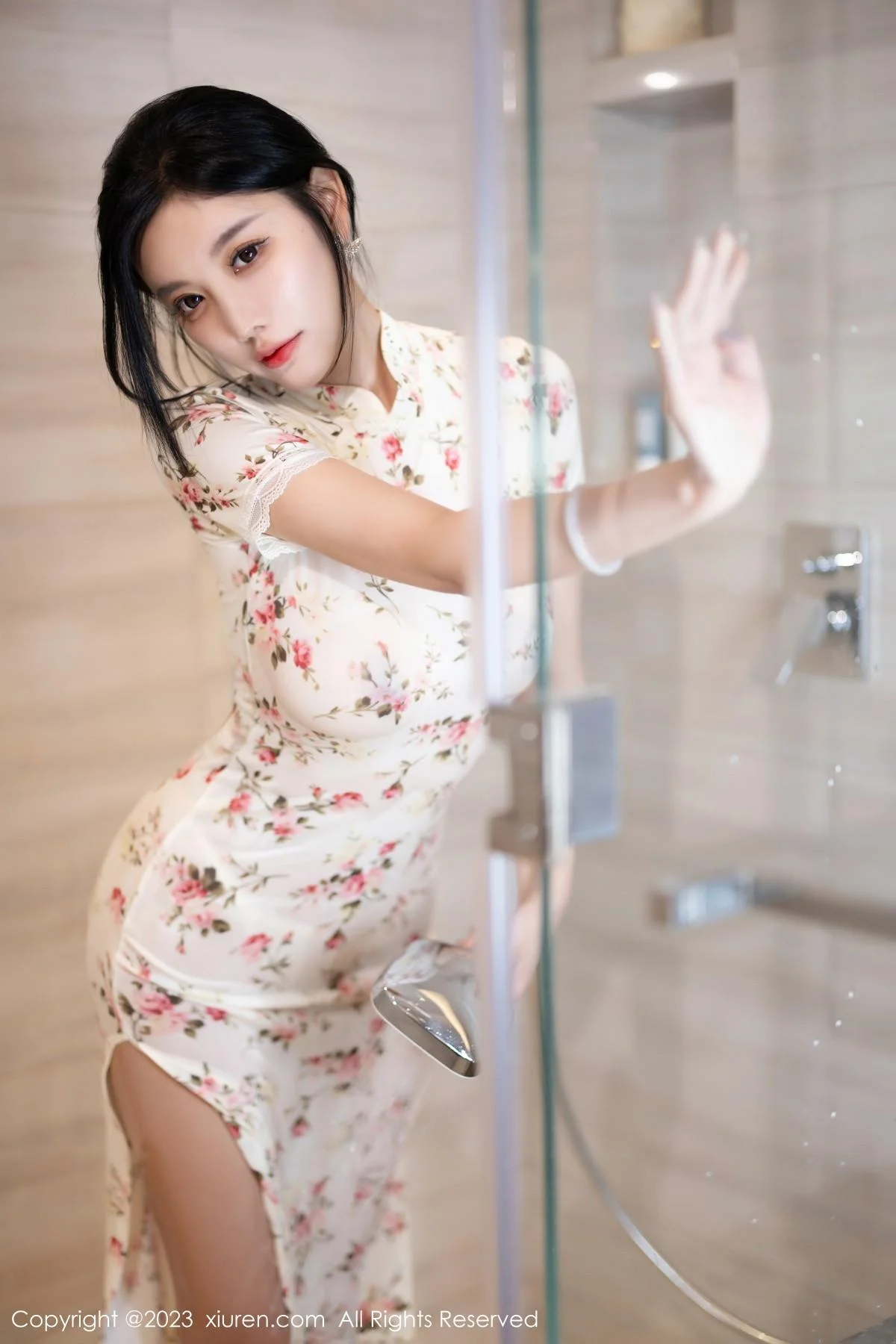 杨晨晨Yome性感米色长旗袍配开档肉丝秀丰腴身材绝美写真 第 55 张