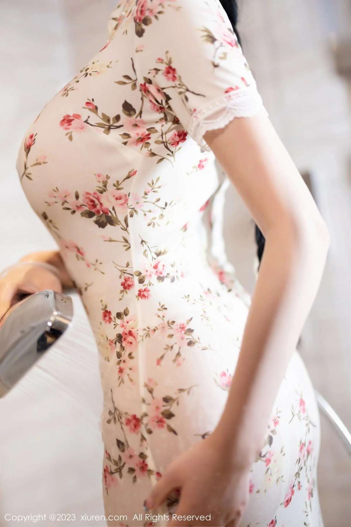 杨晨晨Yome性感米色长旗袍配开档肉丝秀丰腴身材绝美写真 第 56 张