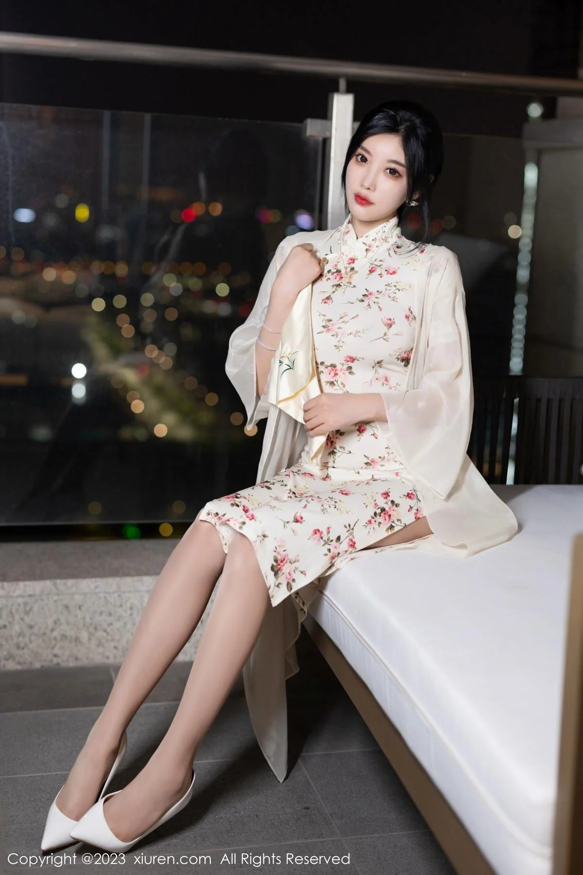 杨晨晨Yome性感米色长旗袍配开档肉丝秀丰腴身材绝美写真 第 6 张