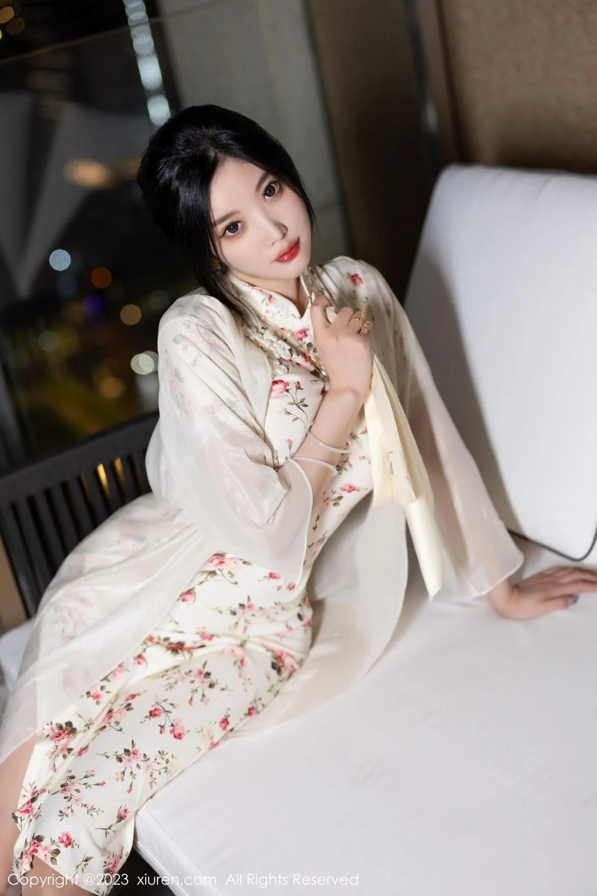 杨晨晨Yome性感米色长旗袍配开档肉丝秀丰腴身材绝美写真 第 7 张