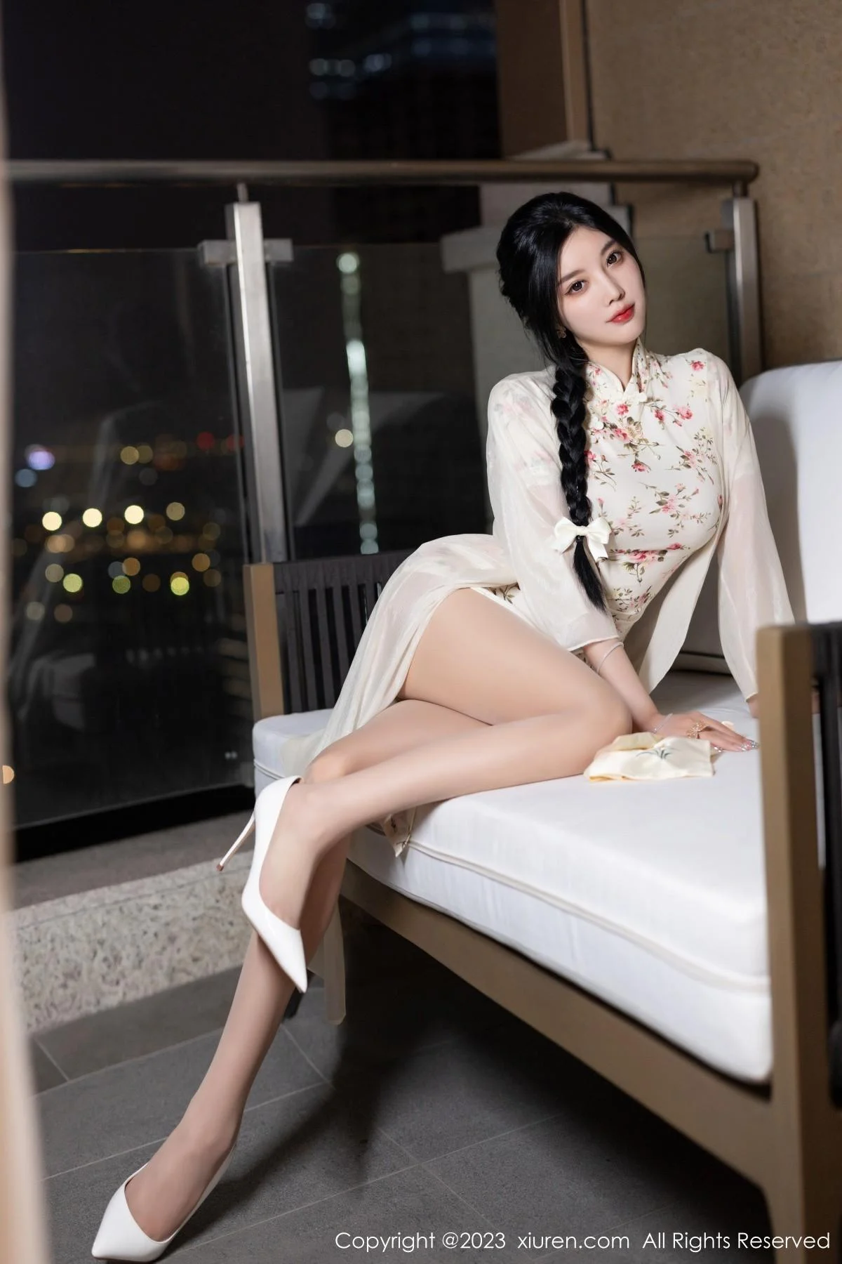 杨晨晨Yome性感米色长旗袍配开档肉丝秀丰腴身材绝美写真 第 9 张