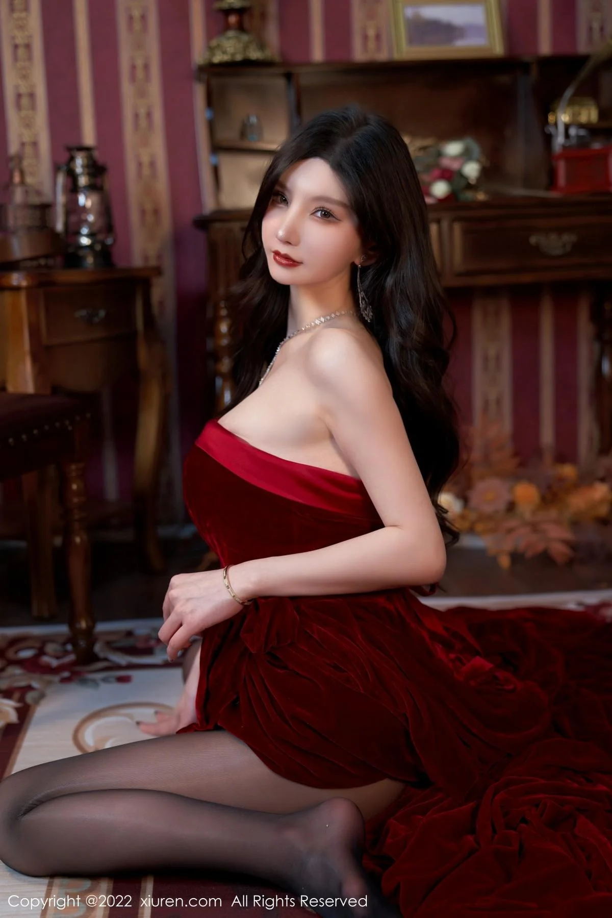 周于希Sally三亚旅拍暗红色露肩裙配超薄黑丝妩媚绝美写真 第 12 张