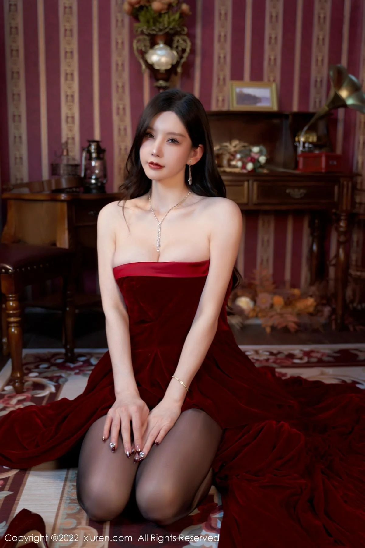周于希Sally三亚旅拍暗红色露肩裙配超薄黑丝妩媚绝美写真 第 20 张