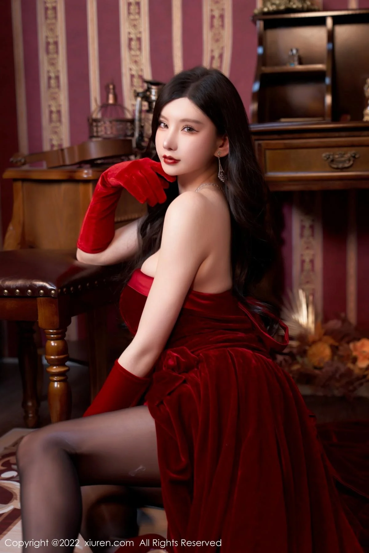 周于希Sally三亚旅拍暗红色露肩裙配超薄黑丝妩媚绝美写真 第 44 张