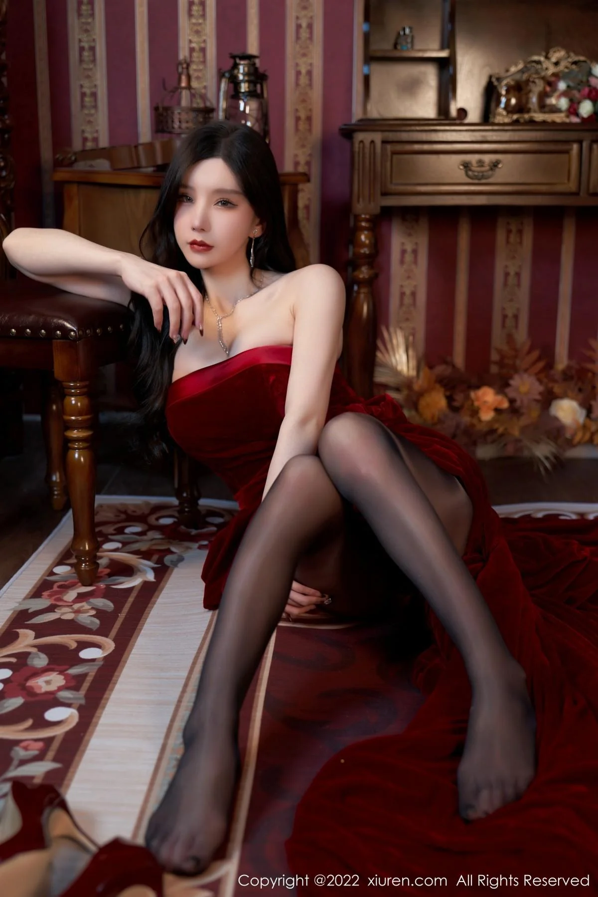 周于希Sally三亚旅拍暗红色露肩裙配超薄黑丝妩媚绝美写真 第 53 张
