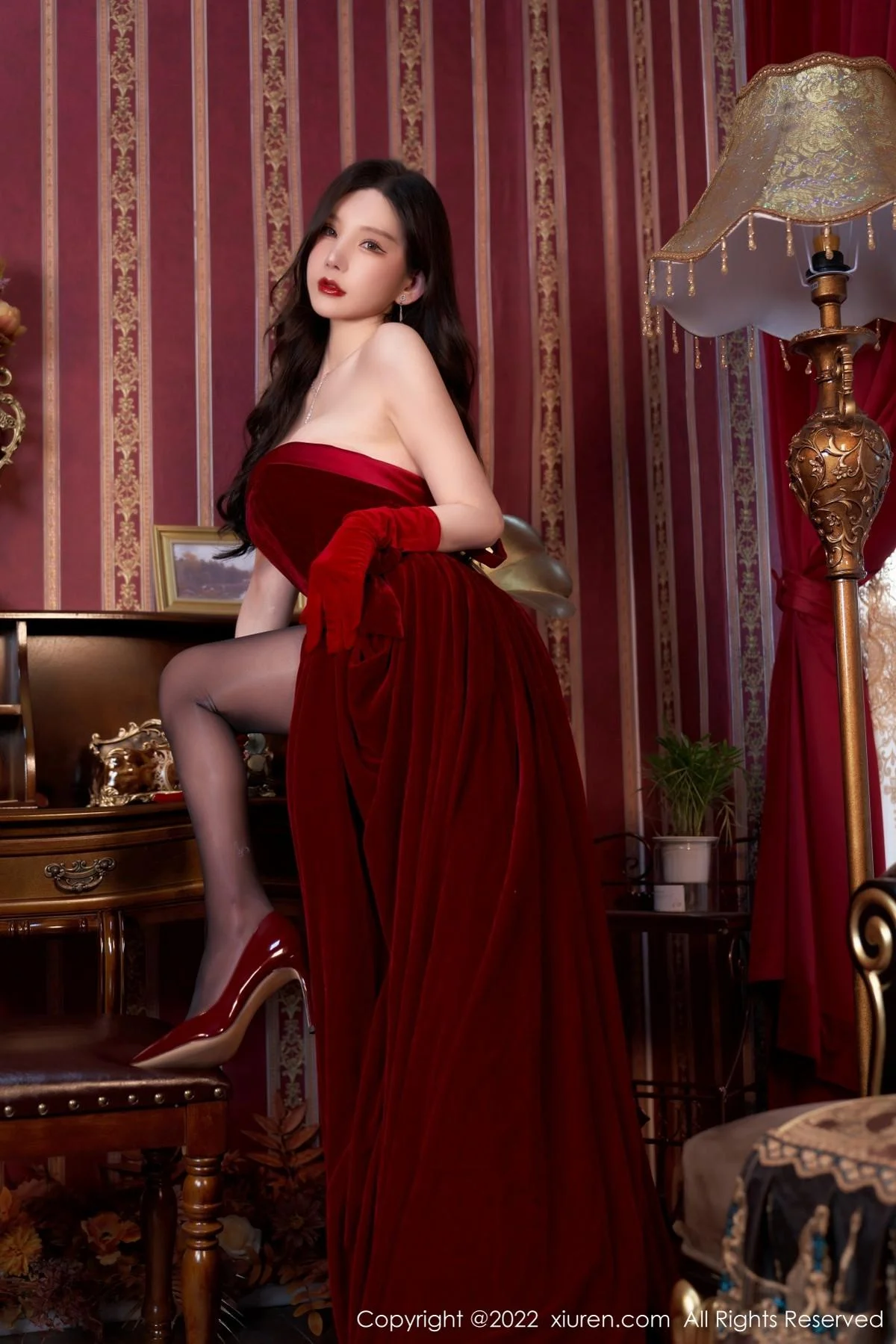 周于希Sally三亚旅拍暗红色露肩裙配超薄黑丝妩媚绝美写真 第 61 张