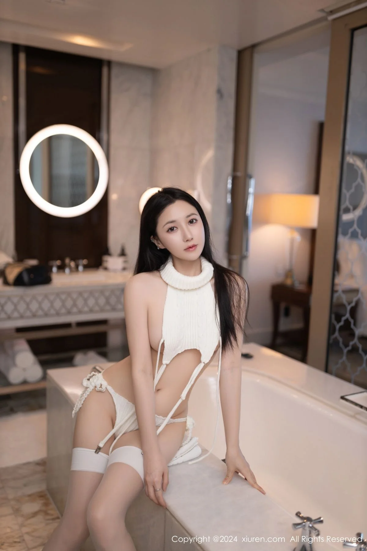 鱼子酱Fish性感白色情趣服饰配白丝吊袜秀婀娜身姿绝美写真 第 57 张