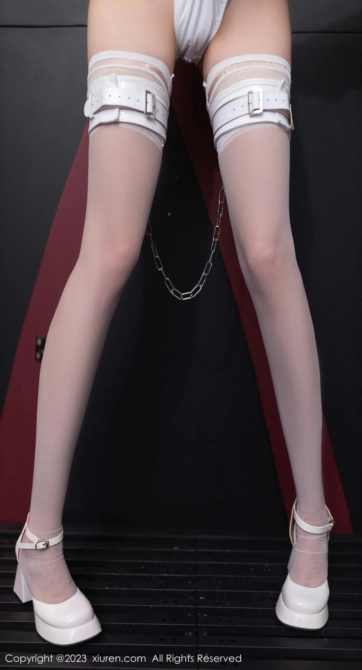 鱼子酱Fish性感白色情趣服饰配白丝袜秀曼妙身姿绝美写真 第 21 张