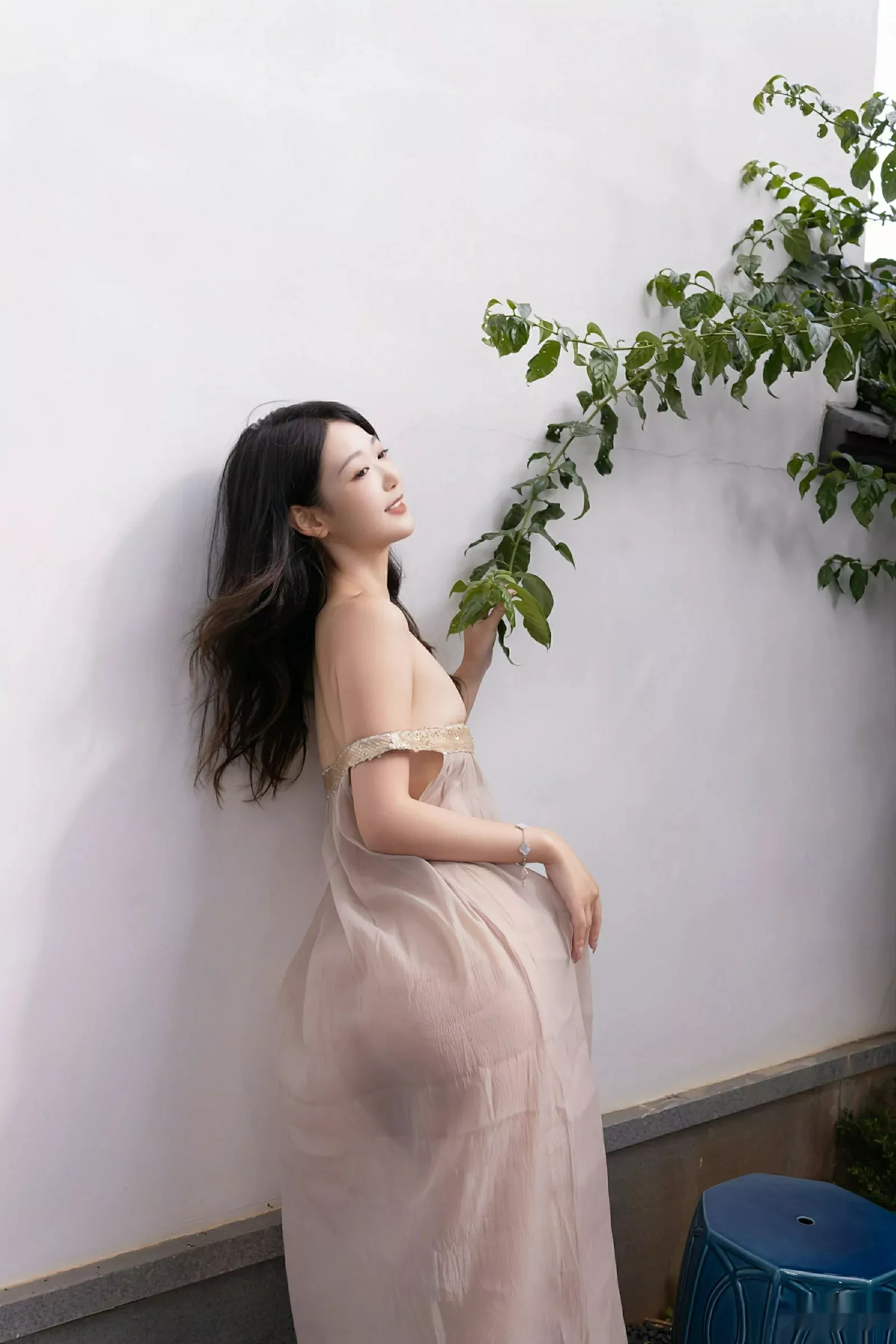 唐安琪性感浅色薄纱服饰配超薄肉丝秀曼妙身姿完美绝美写真 第 1 张