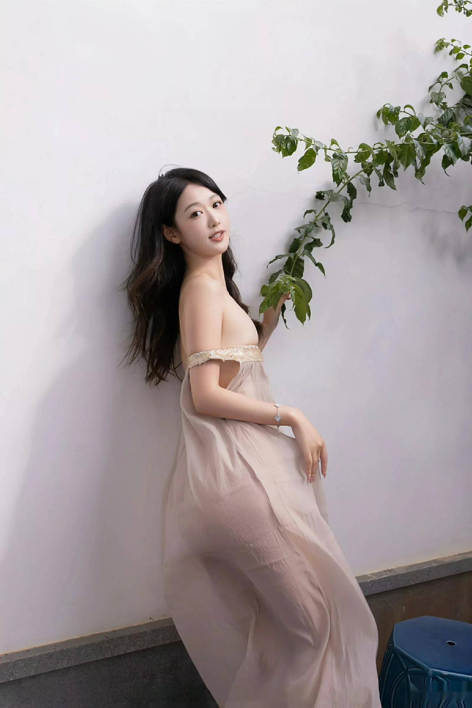 唐安琪性感浅色薄纱服饰配超薄肉丝秀曼妙身姿完美绝美写真 第 16 张
