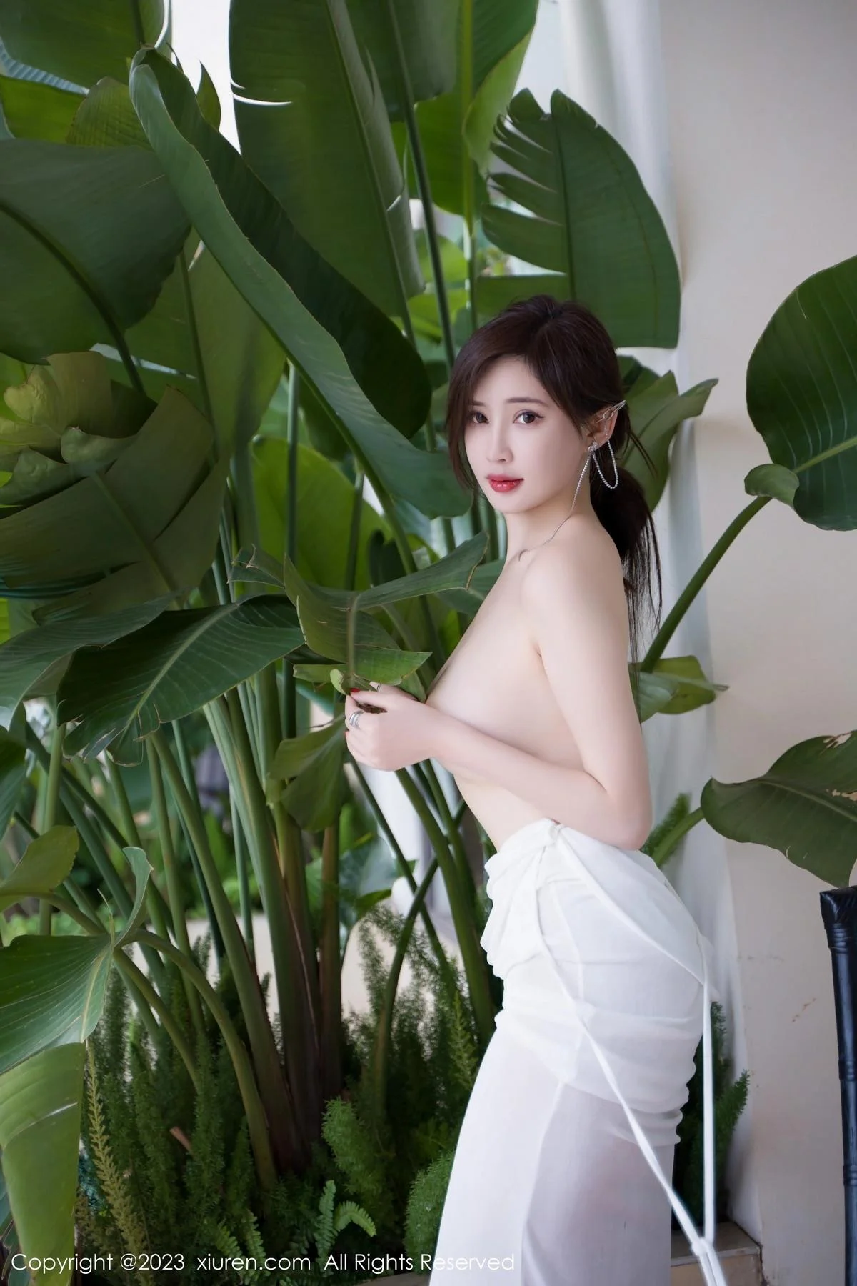 Carol周妍希泳池性感白色连衣长裙湿身秀丰满身材绝美写真 第 1 张