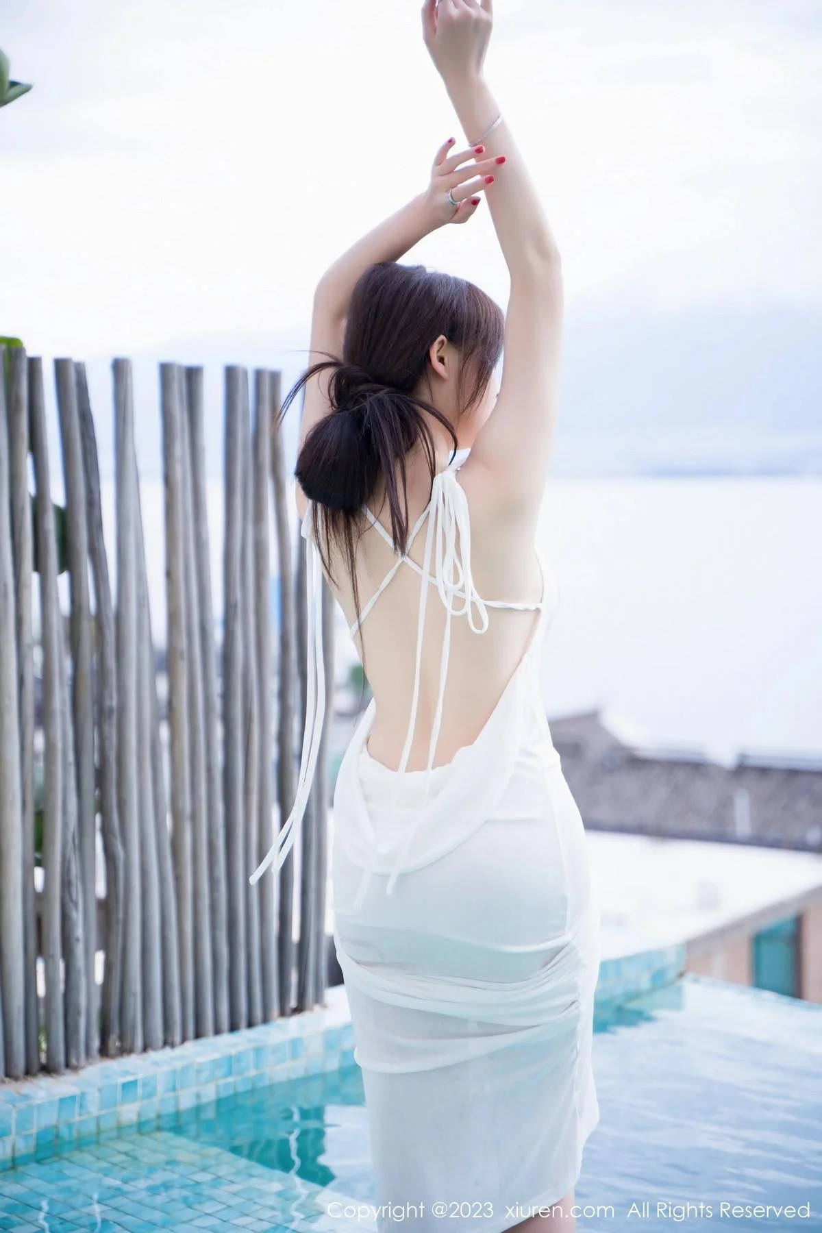 Carol周妍希泳池性感白色连衣长裙湿身秀丰满身材绝美写真 第 22 张