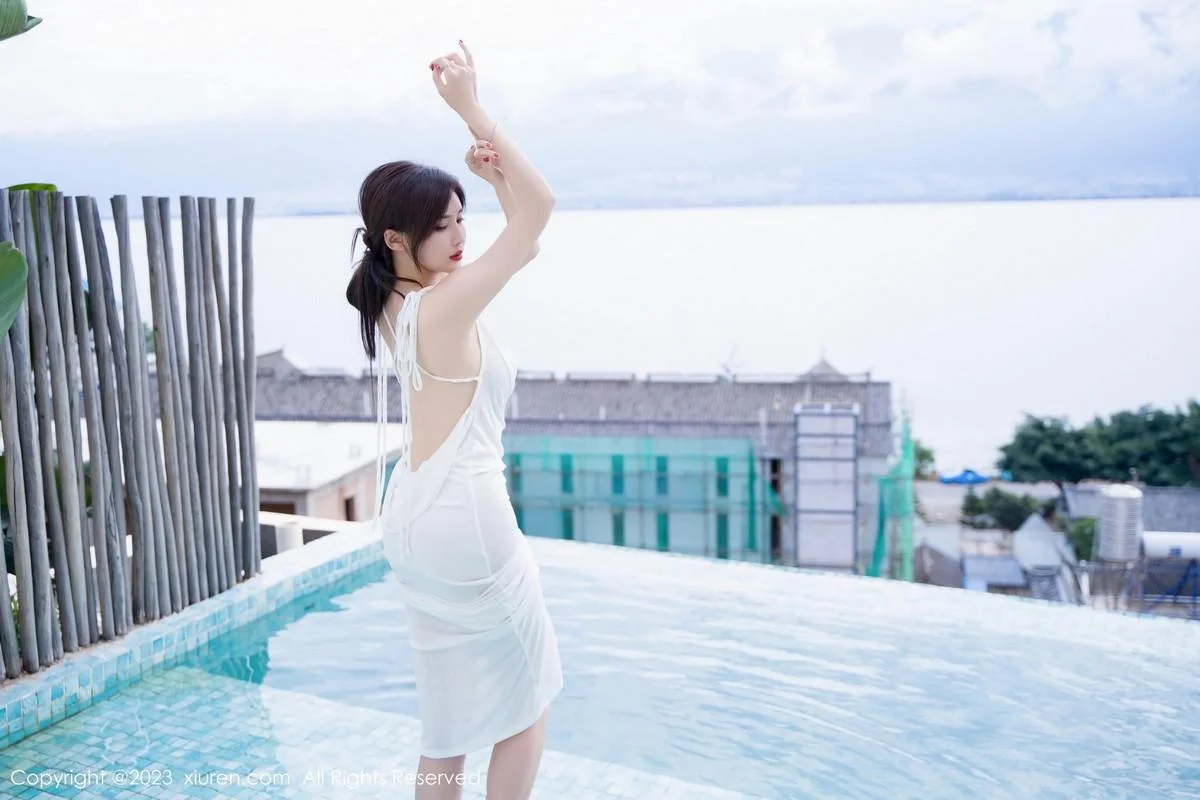 Carol周妍希泳池性感白色连衣长裙湿身秀丰满身材绝美写真 第 23 张