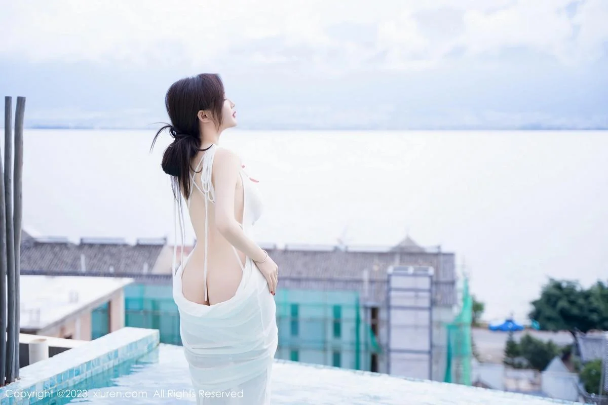 Carol周妍希泳池性感白色连衣长裙湿身秀丰满身材绝美写真 第 25 张