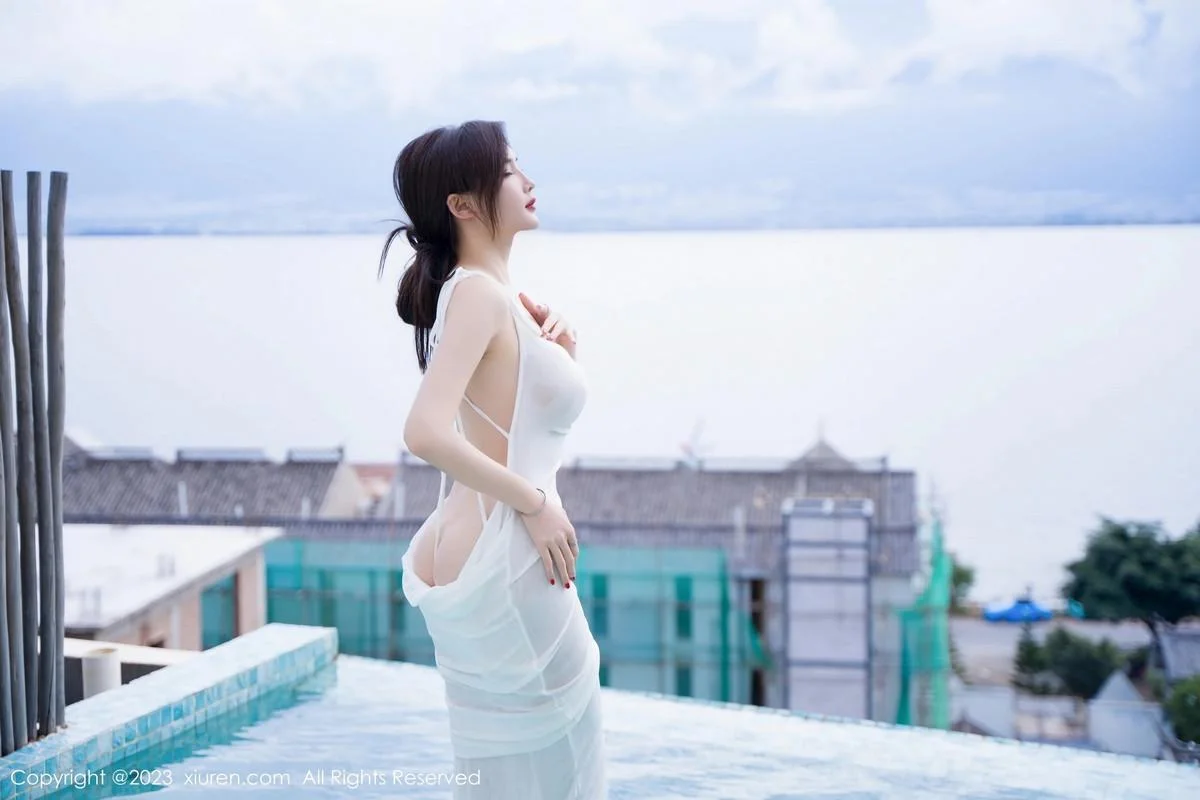 Carol周妍希泳池性感白色连衣长裙湿身秀丰满身材绝美写真 第 26 张