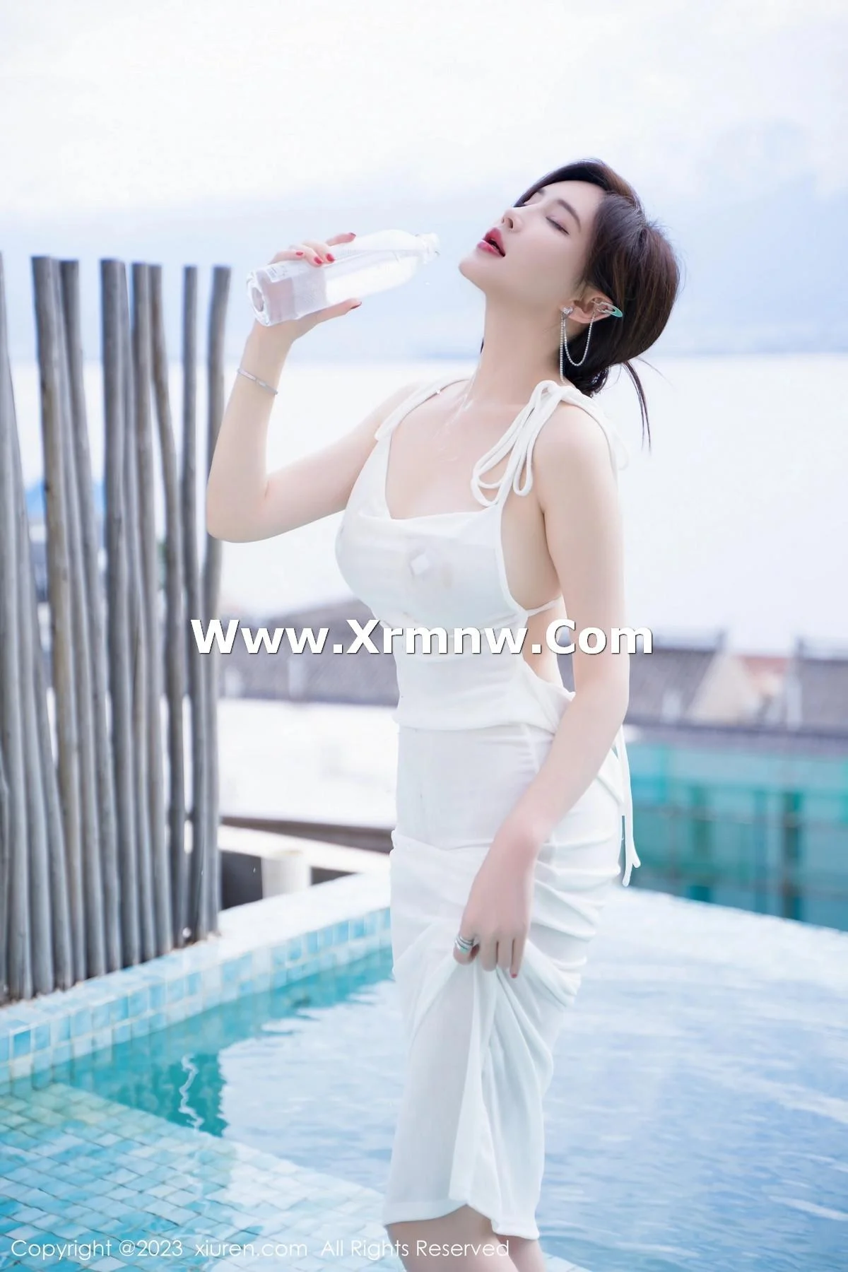 Carol周妍希泳池性感白色连衣长裙湿身秀丰满身材绝美写真 第 9 张