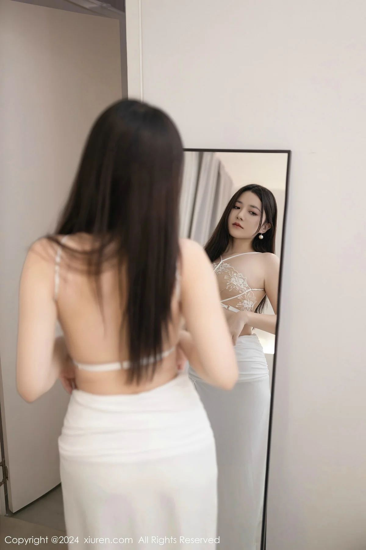 鱼子酱Fish性感紫灰色上衣露轻透内衣配超薄肉丝绝美写真 第 15 张