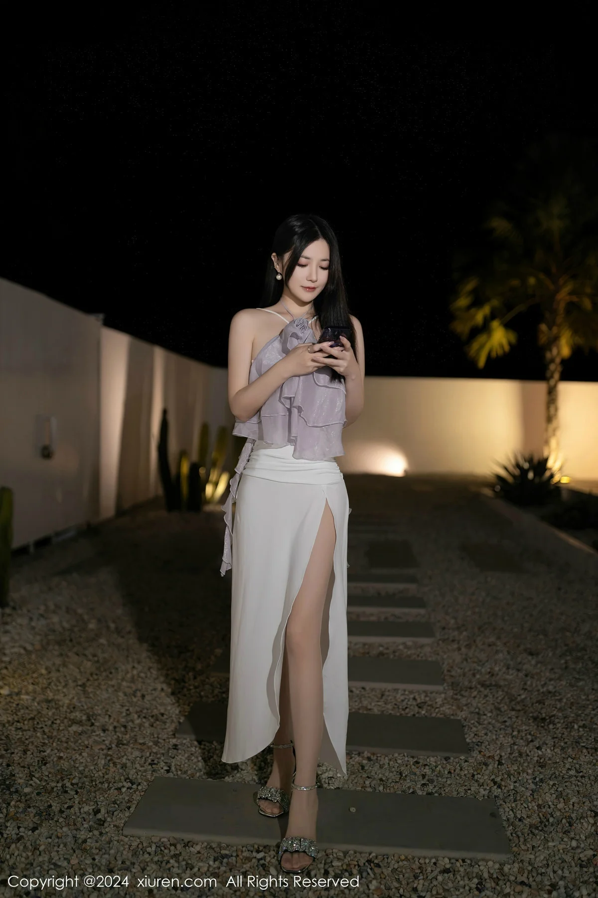 鱼子酱Fish性感紫灰色上衣露轻透内衣配超薄肉丝绝美写真 第 2 张