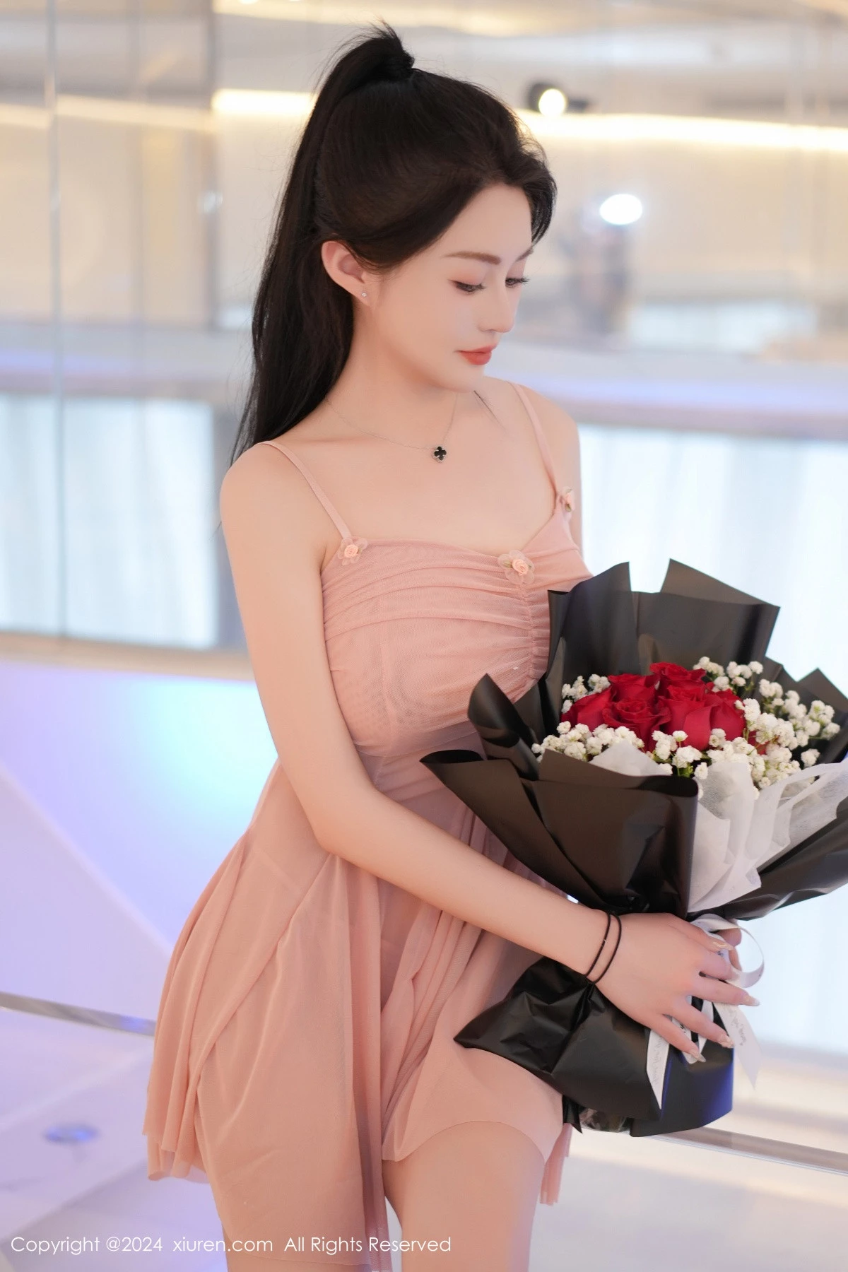 林幼一性感粉色连衣短裙露丁字裤秀翘臀美腿惹火绝美写真 第 2 张