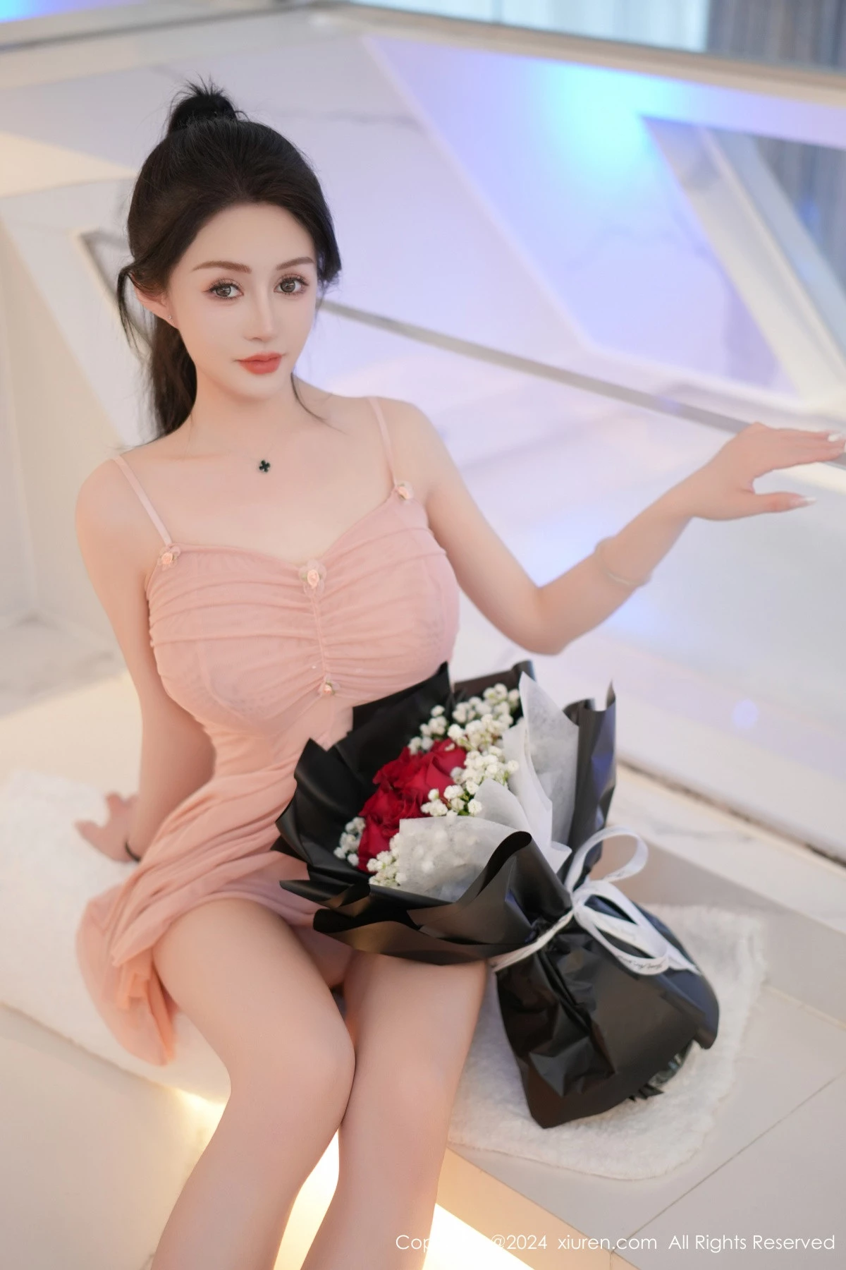 林幼一性感粉色连衣短裙露丁字裤秀翘臀美腿惹火绝美写真 第 4 张