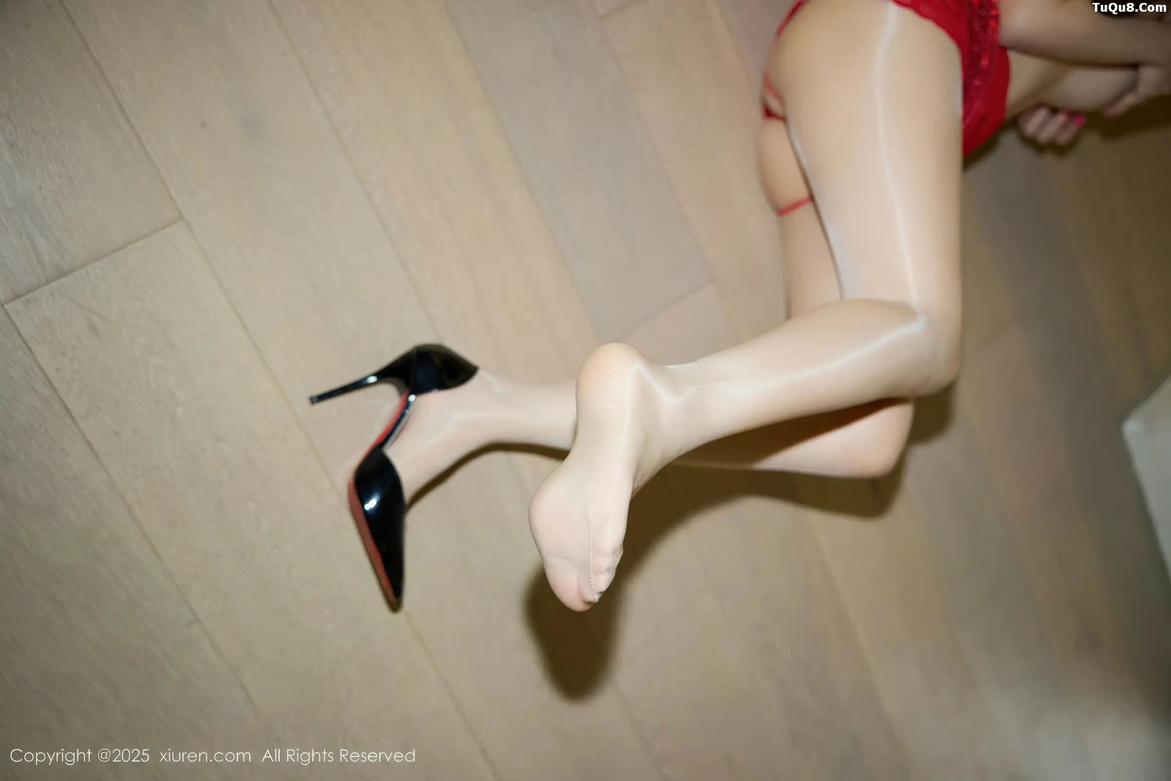 尹甜甜sunny性感红色吊带裙配闪亮肉丝秀完美身材绝美写真 第 76 张