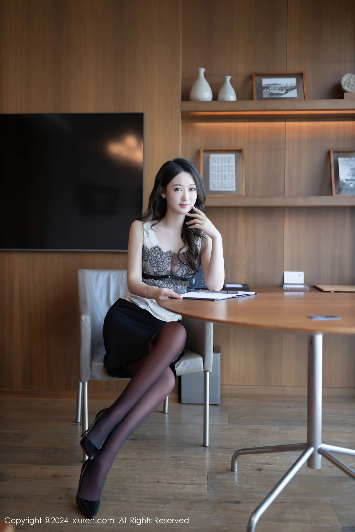 唐安琪性感黑色短裙露双层红黑丝袜秀曼妙身姿撩人绝美写真 第 10 张