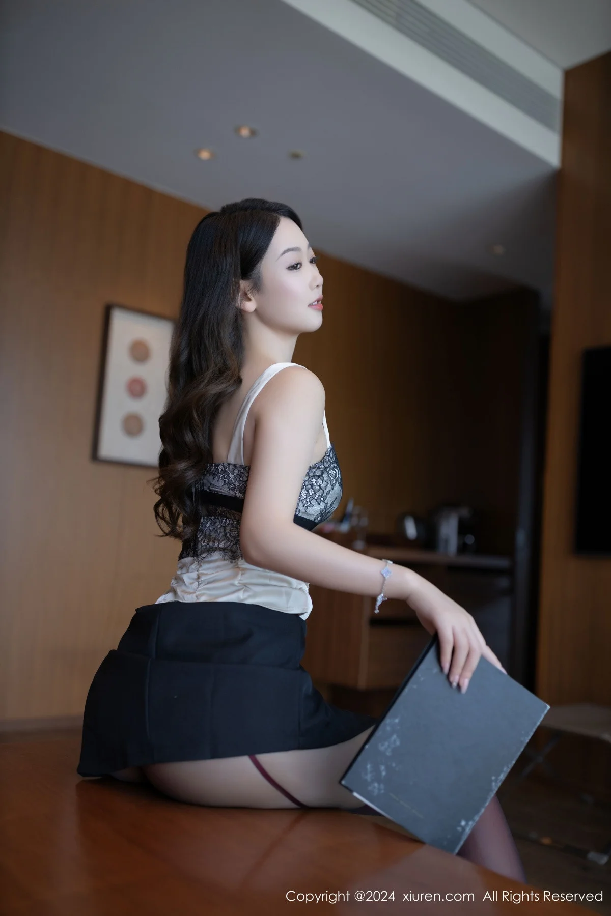 唐安琪性感黑色短裙露双层红黑丝袜秀曼妙身姿撩人绝美写真 第 33 张