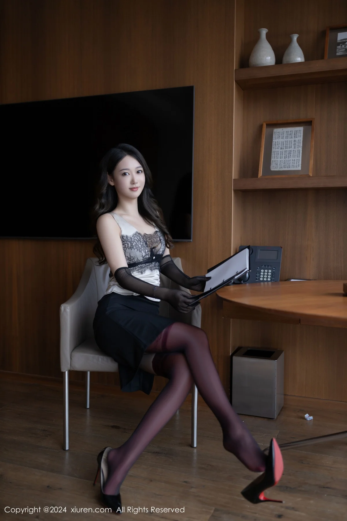 唐安琪性感黑色短裙露双层红黑丝袜秀曼妙身姿撩人绝美写真 第 5 张