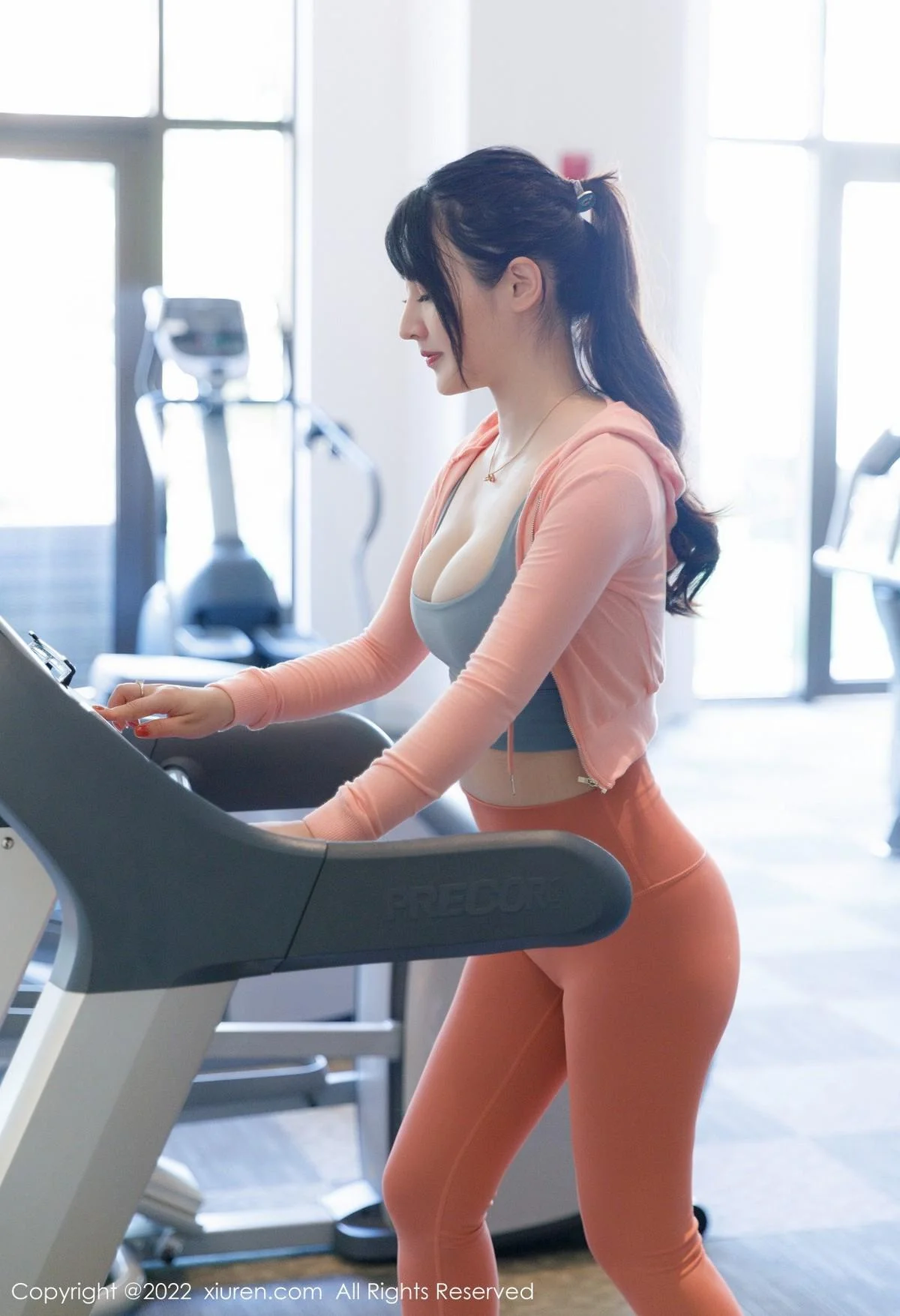 诗诗kiki健身房场景性感紧身运动服秀惹火身材绝美写真 第 51 张