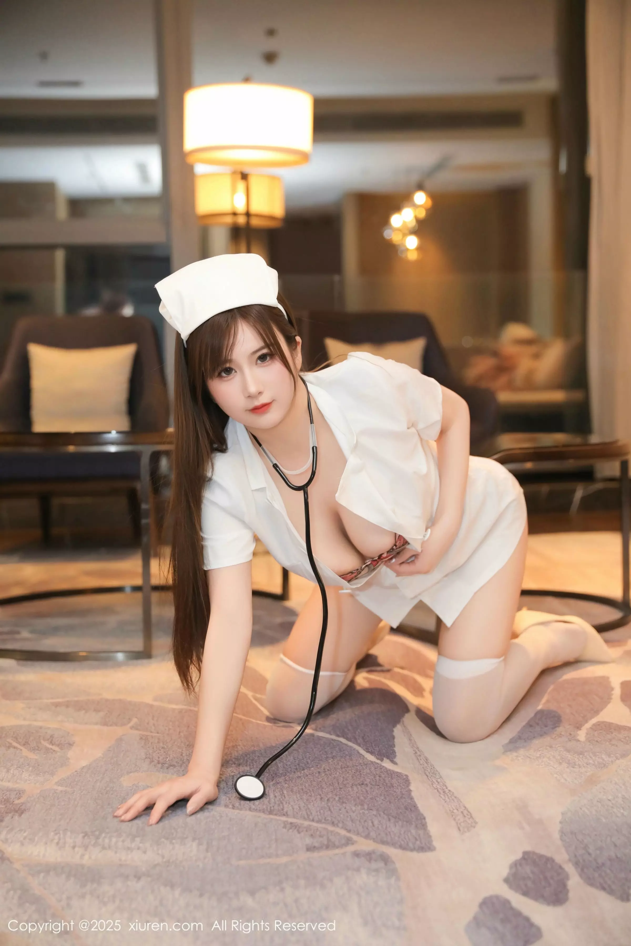 小肉肉咪性感白色护士服露蝴蝶内衣配白丝袜秀美腿绝美写真 第 31 张