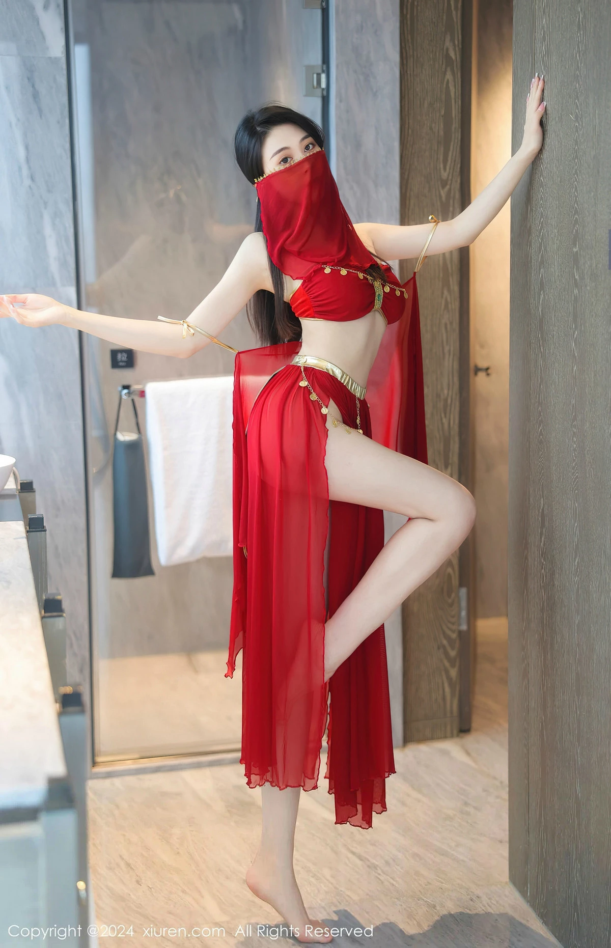 清妙异域舞娘装扮性感红色舞裙秀曼妙身姿修长美腿迷人写真 第 1 张