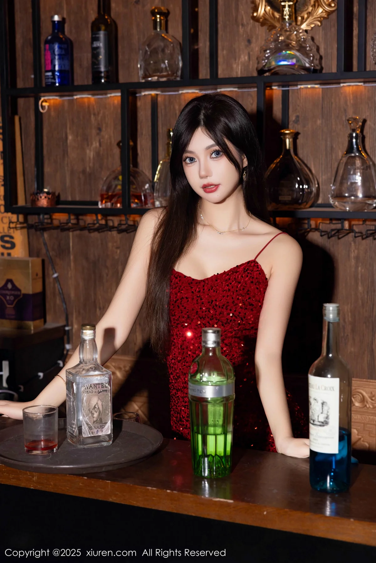 绮里嘉ula性感红色吊带短裙配超薄肉丝秀曼妙身姿绝美写真 第 3 张