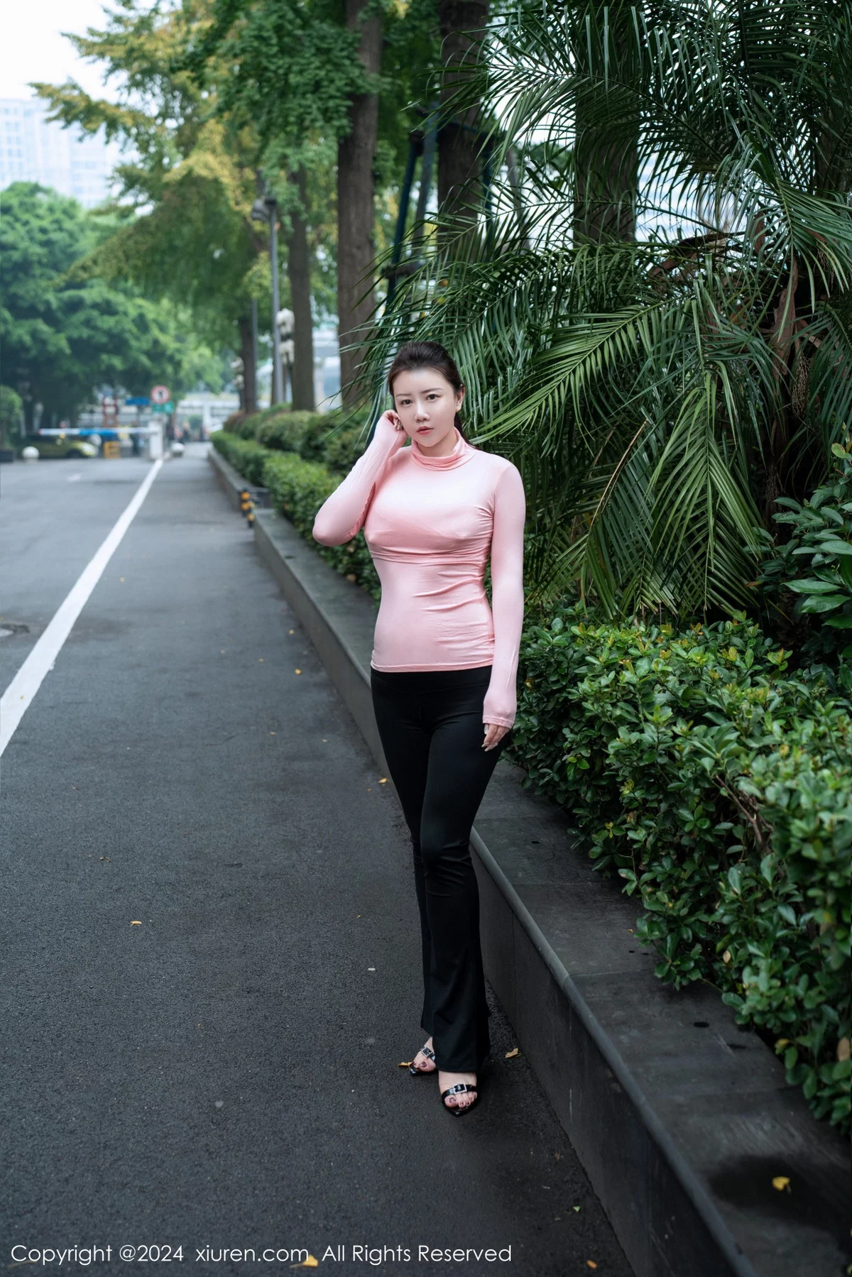 王婉悠Queen性感粉色上衣配黑长裤秀丰腴惹火身材绝美写真 第 1 张