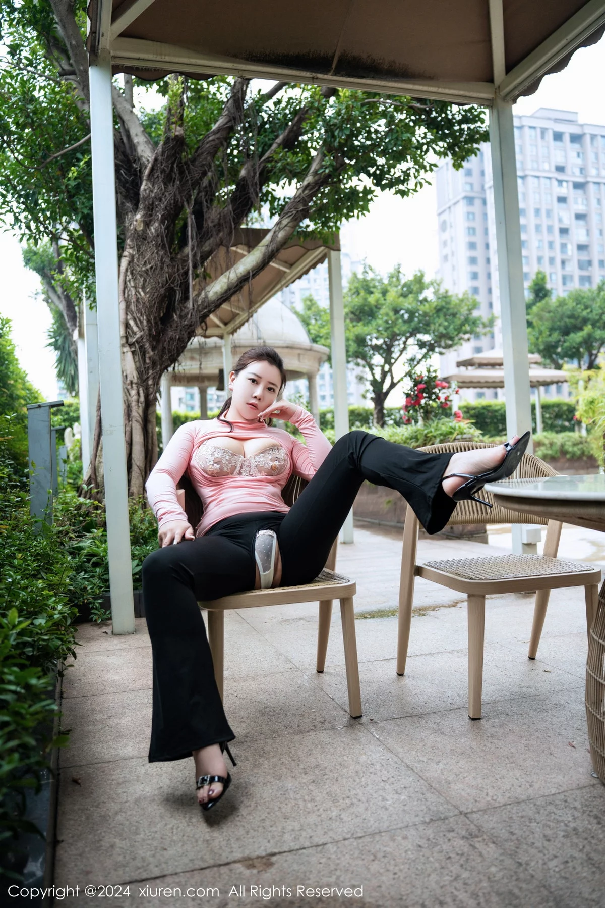 王婉悠Queen性感粉色上衣配黑长裤秀丰腴惹火身材绝美写真 第 12 张