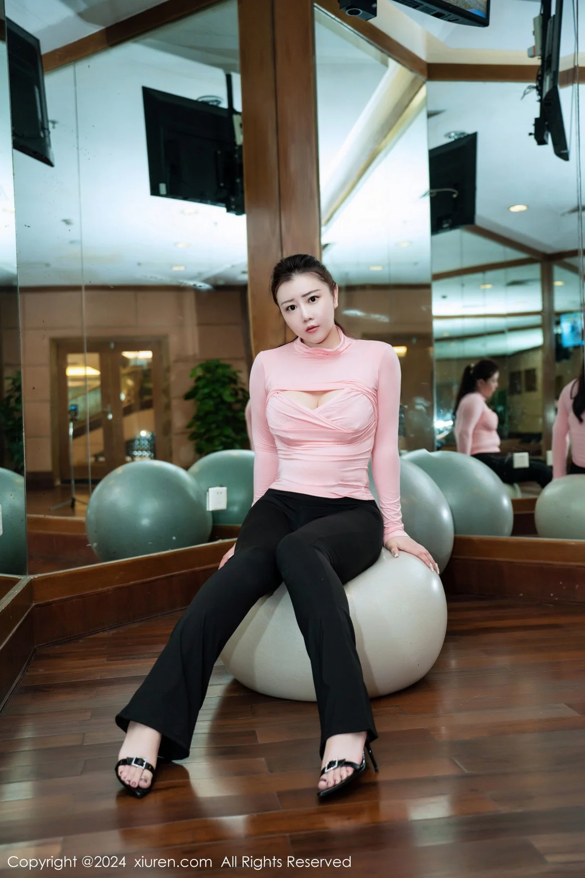 王婉悠Queen性感粉色上衣配黑长裤秀丰腴惹火身材绝美写真 第 33 张