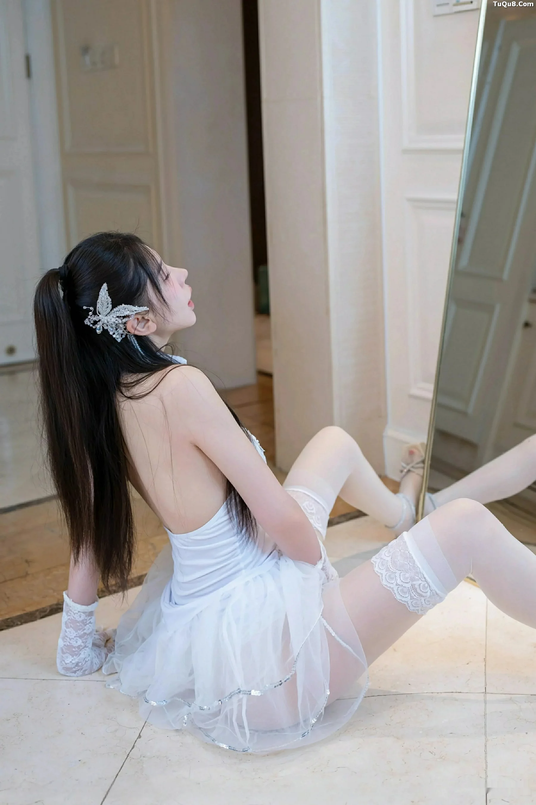 李丽莎性感白色蕾丝露肩裙配开档白丝秀惹火身材绝美写真 第 30 张