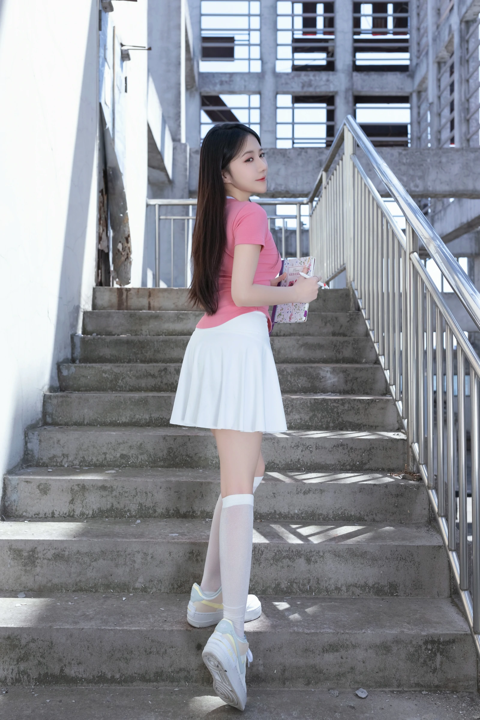 [秀人付费] 鱼子酱 诱人私拍福利 天台少女 第 3 张