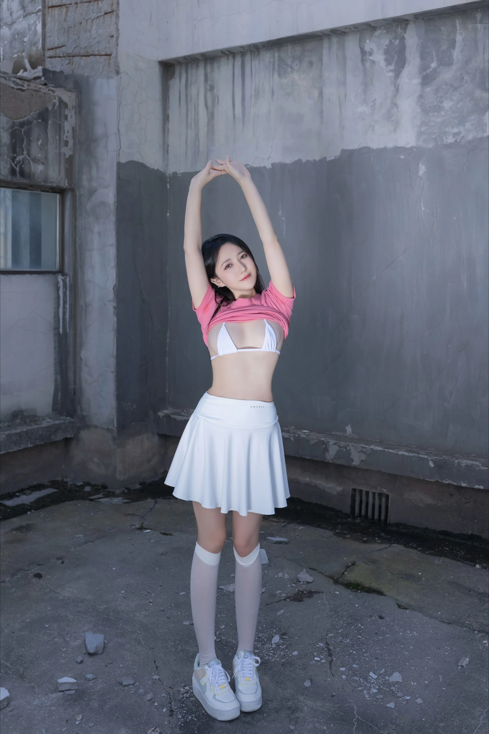 [秀人付费] 鱼子酱 诱人私拍福利 天台少女 第 33 张