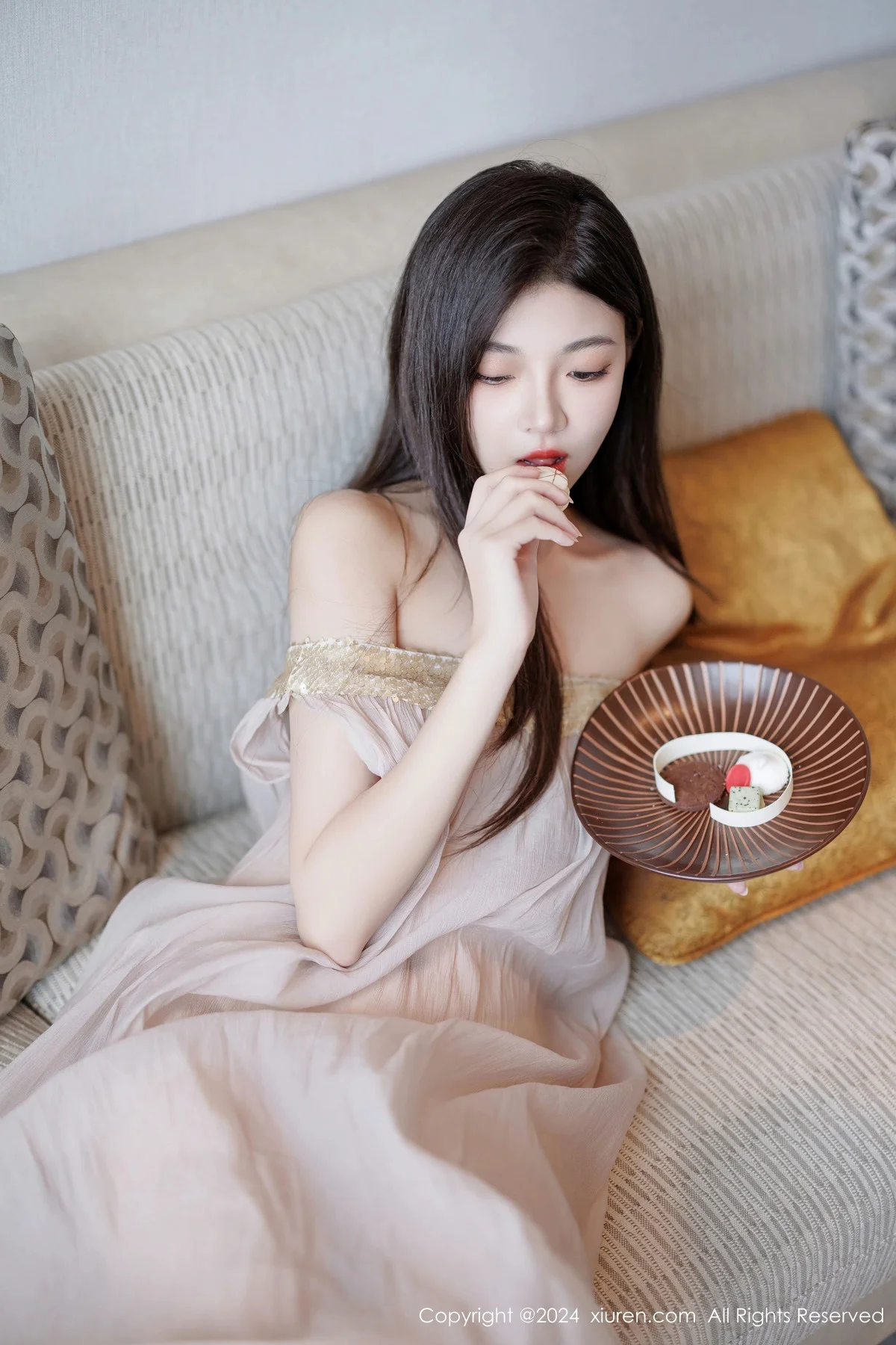初梦瑶私房性感浅色薄透连衣裙配凉高跟秀翘臀美腿绝美写真 第 26 张