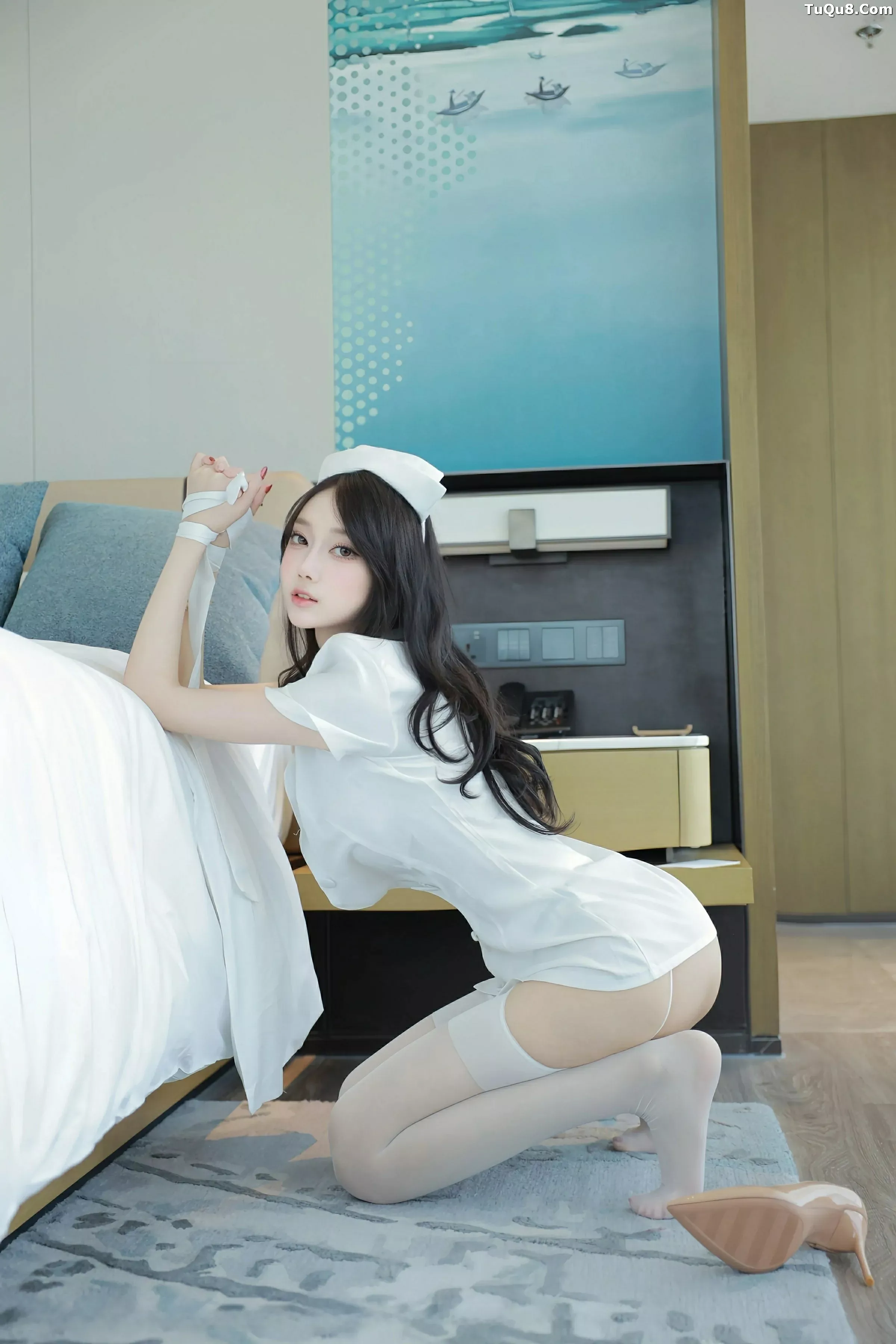 玥儿玥er性感白色护士制服配白丝吊袜秀曼妙身姿绝美写真 第 18 张