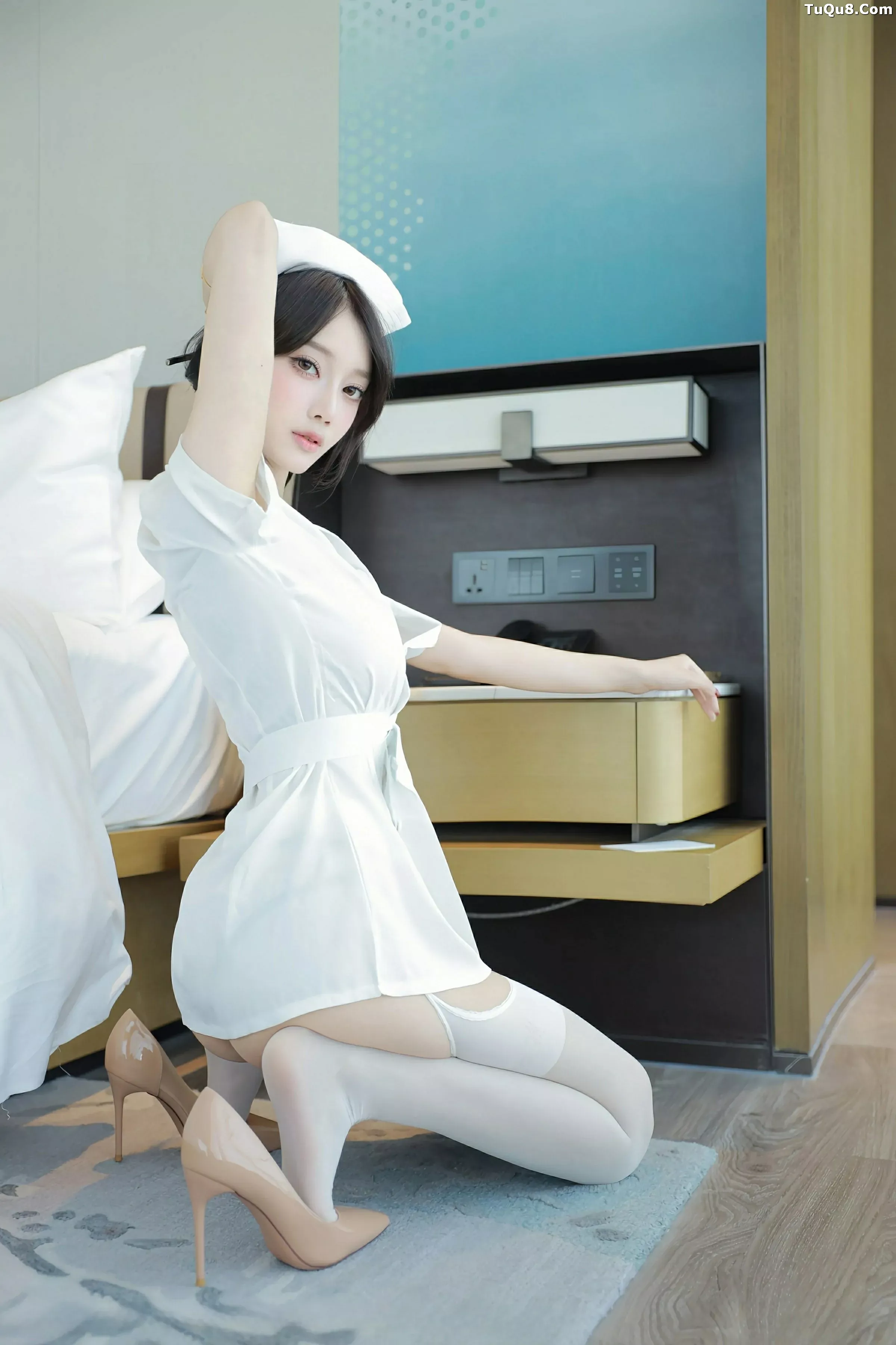 玥儿玥er性感白色护士制服配白丝吊袜秀曼妙身姿绝美写真 第 2 张