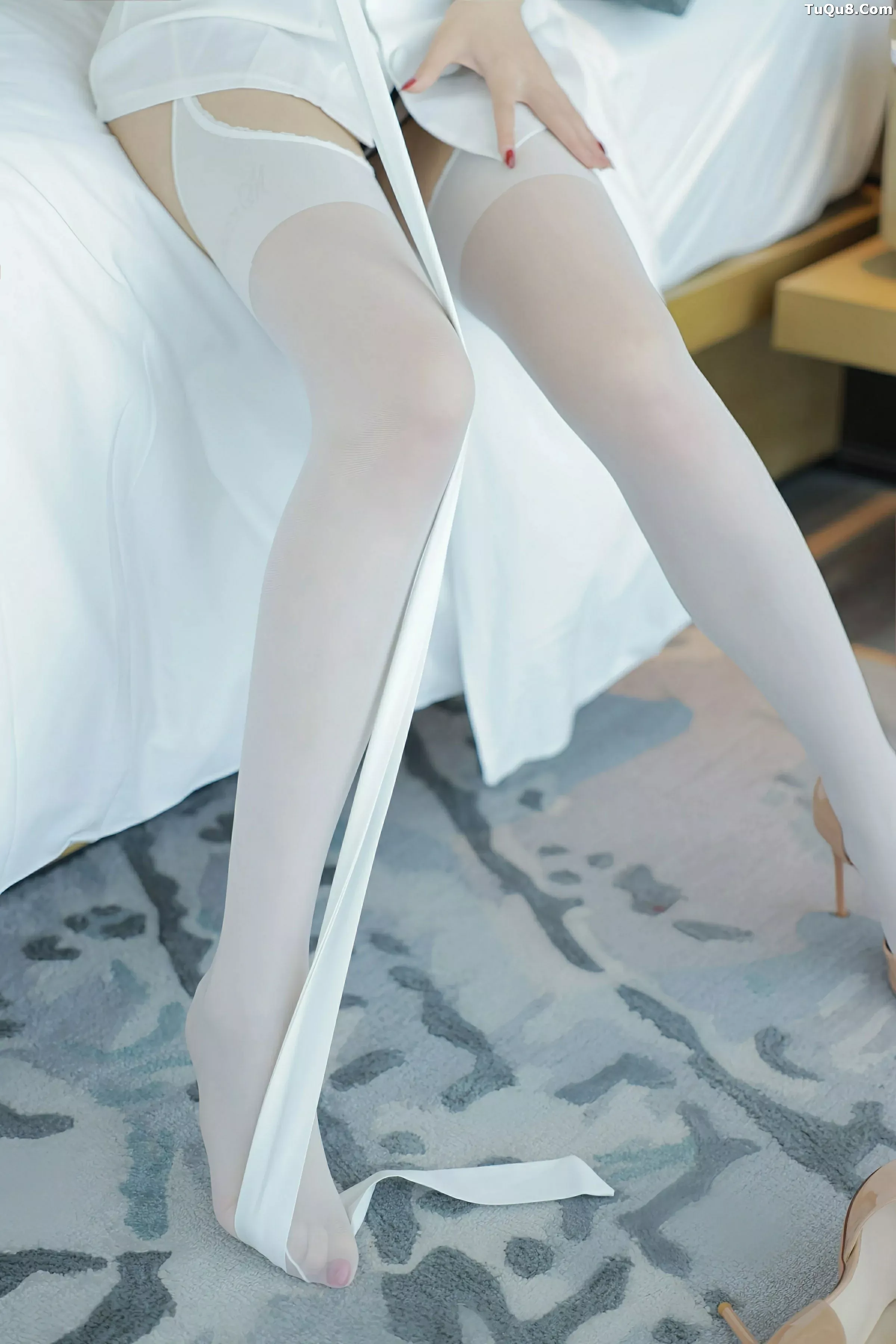 玥儿玥er性感白色护士制服配白丝吊袜秀曼妙身姿绝美写真 第 25 张