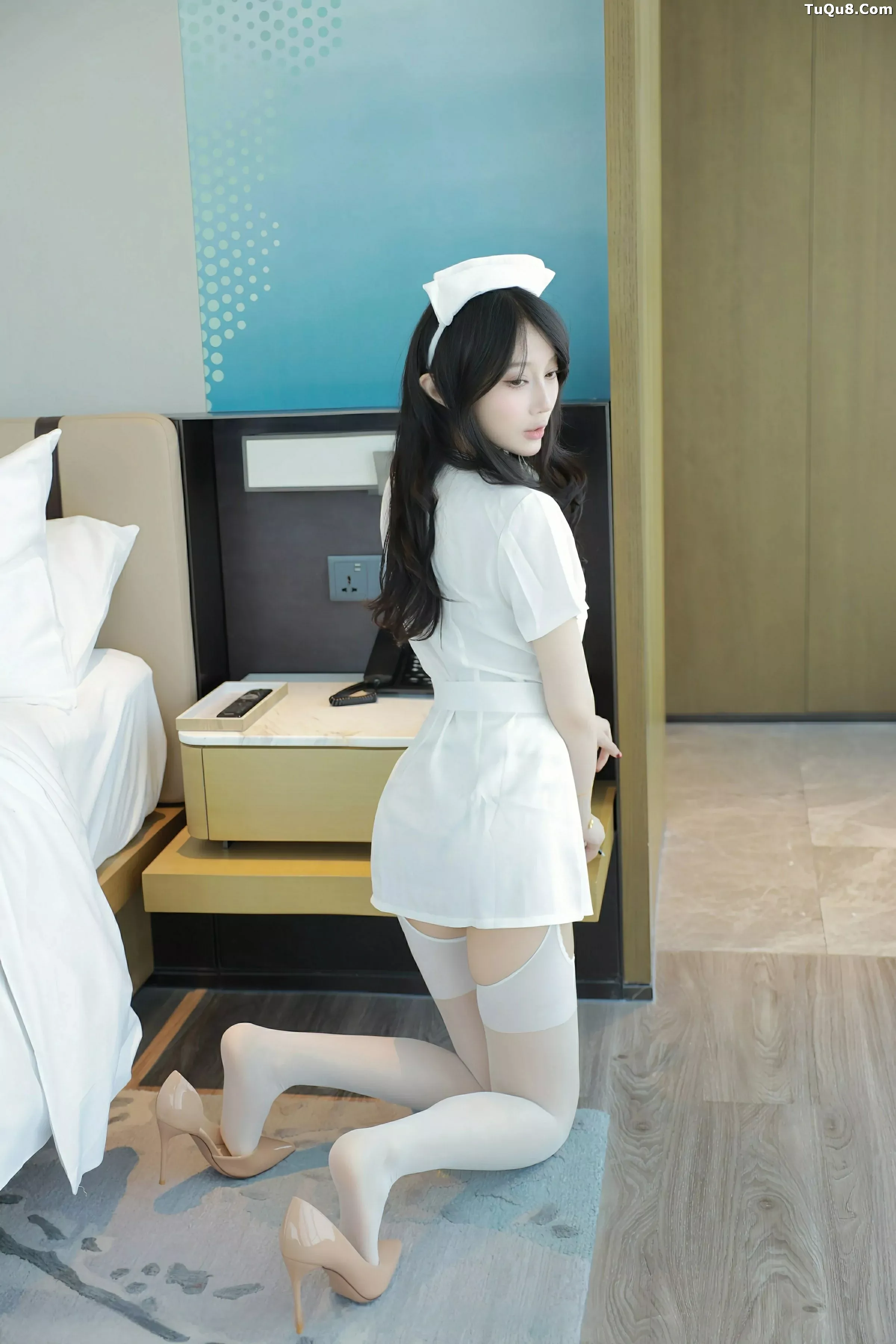 玥儿玥er性感白色护士制服配白丝吊袜秀曼妙身姿绝美写真 第 7 张