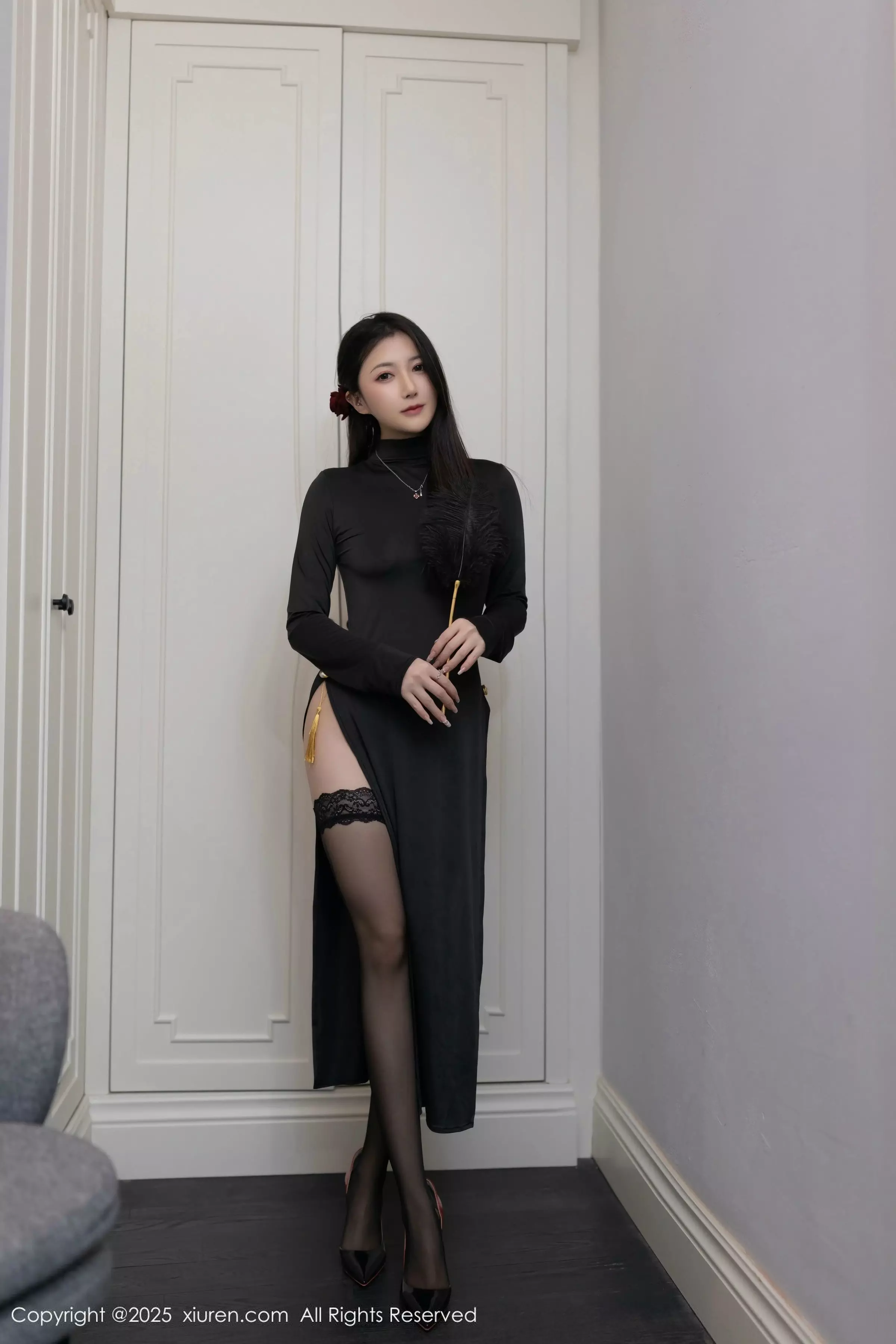 鱼子酱Fish性感黑色连衣长裙配超薄黑丝秀婀娜身材绝美写真 第 1 张