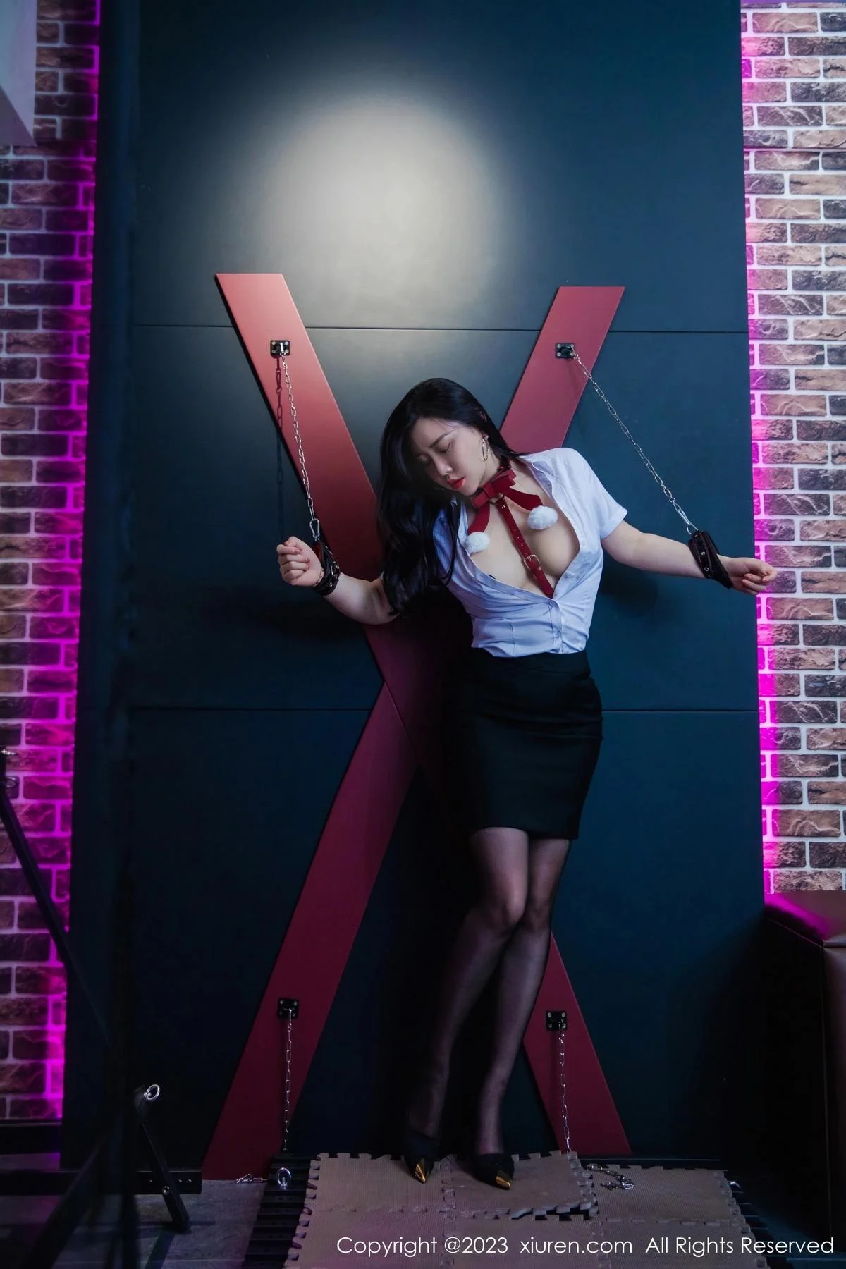王婉悠Queen性感白T配黑短裙露红色情趣服饰惹火绝美写真 第 10 张
