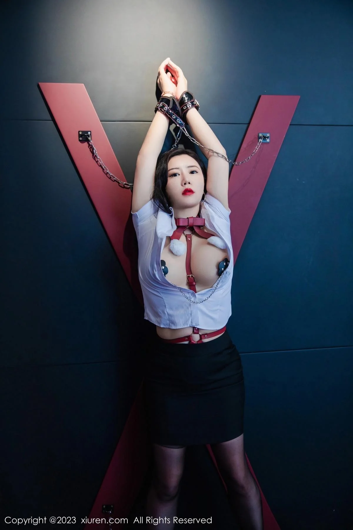 王婉悠Queen性感白T配黑短裙露红色情趣服饰惹火绝美写真 第 18 张