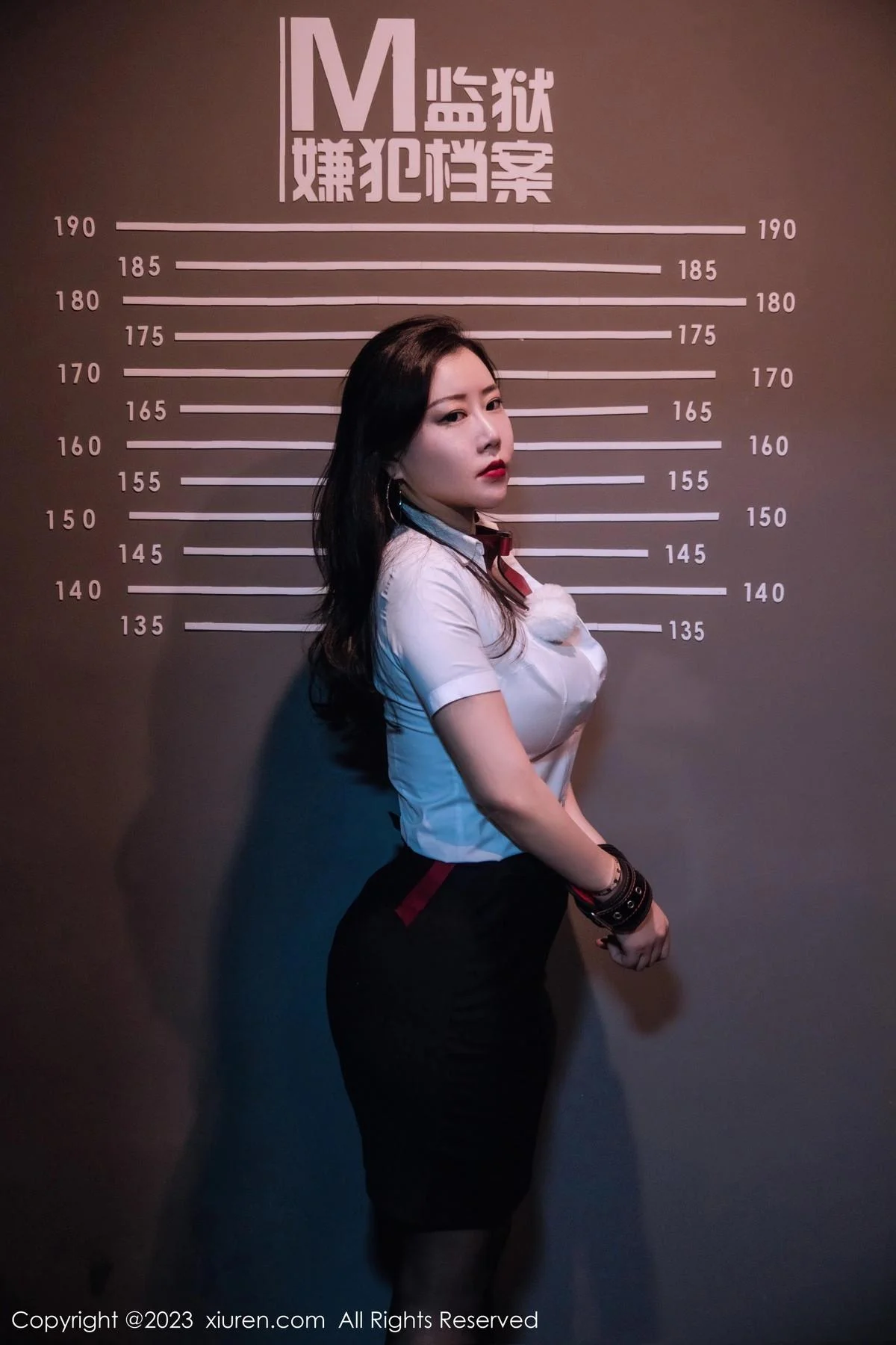 王婉悠Queen性感白T配黑短裙露红色情趣服饰惹火绝美写真 第 2 张