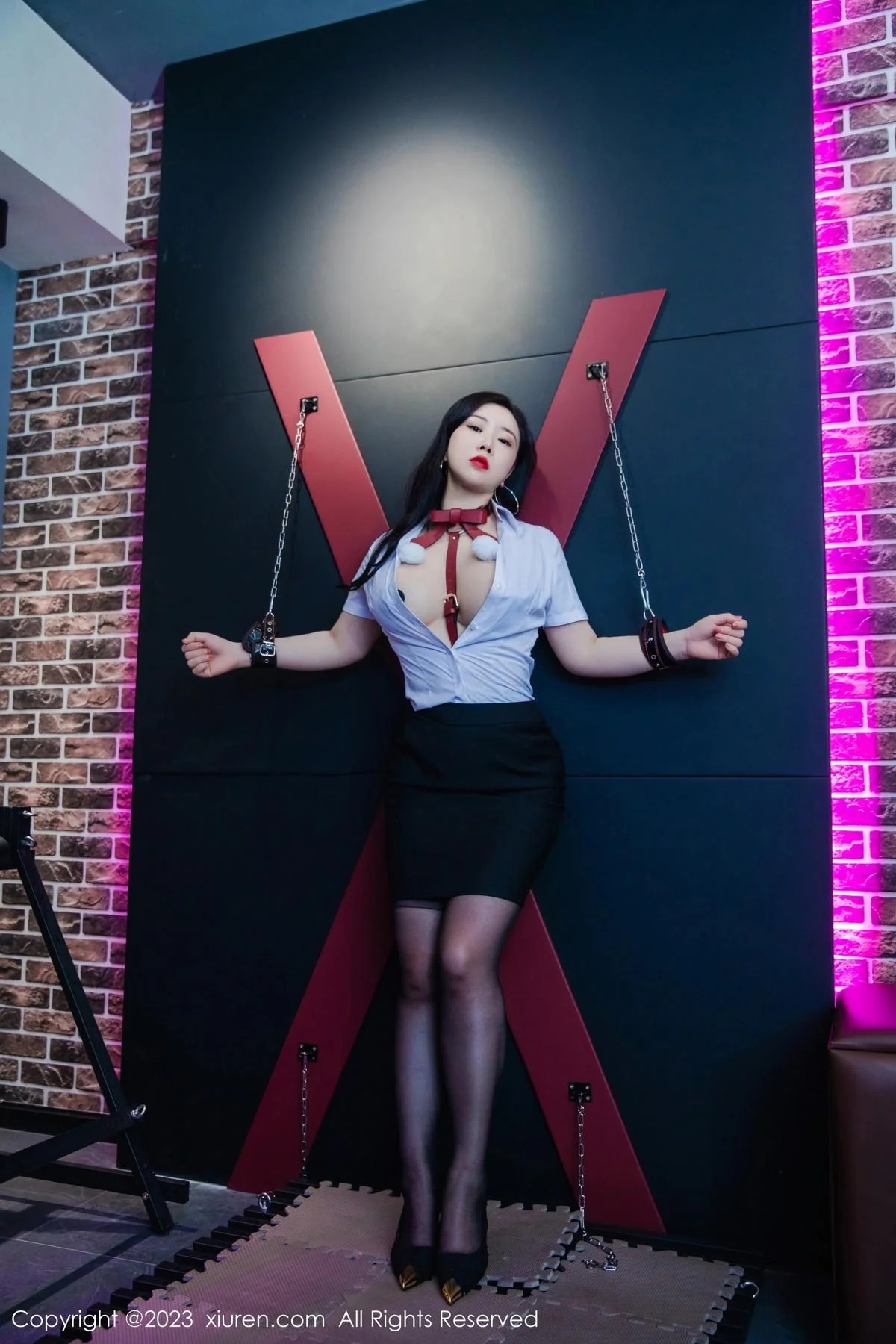 王婉悠Queen性感白T配黑短裙露红色情趣服饰惹火绝美写真 第 8 张